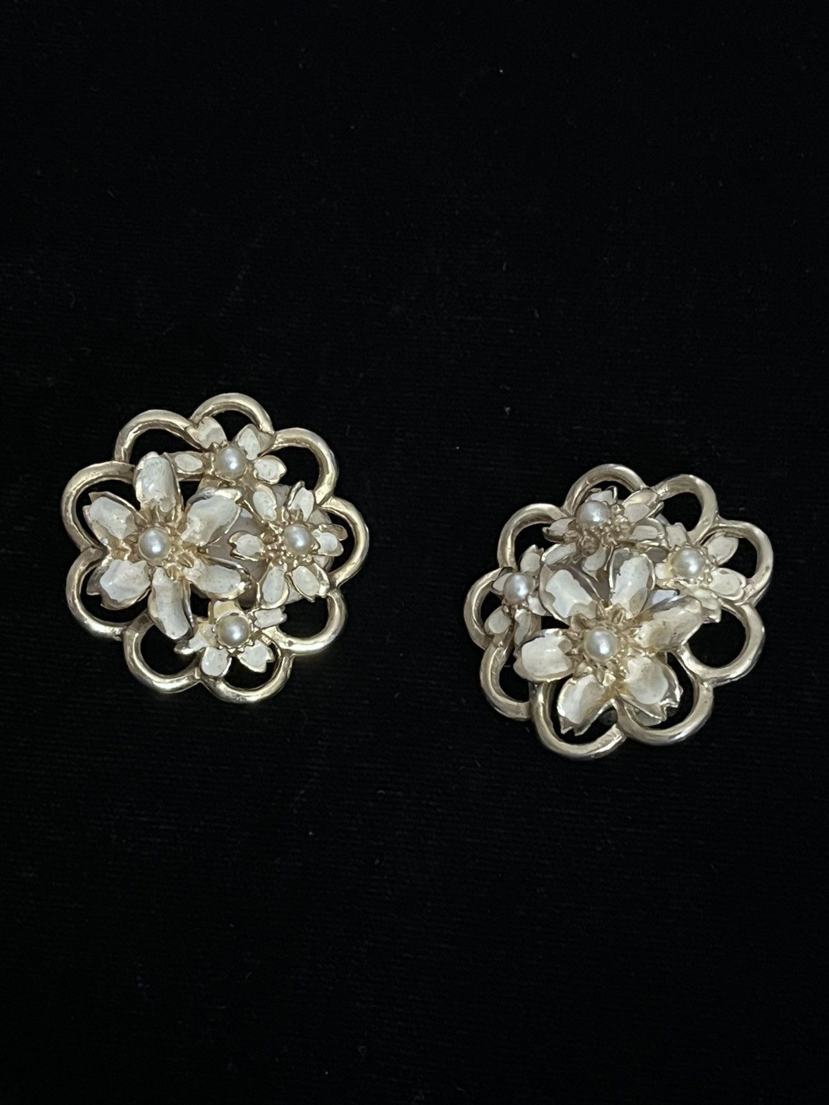 Other Vintage 60s Gold Tone Enamel Pearl Flower Clip On Earrings Size ONE SIZE - 1 Thumbnail