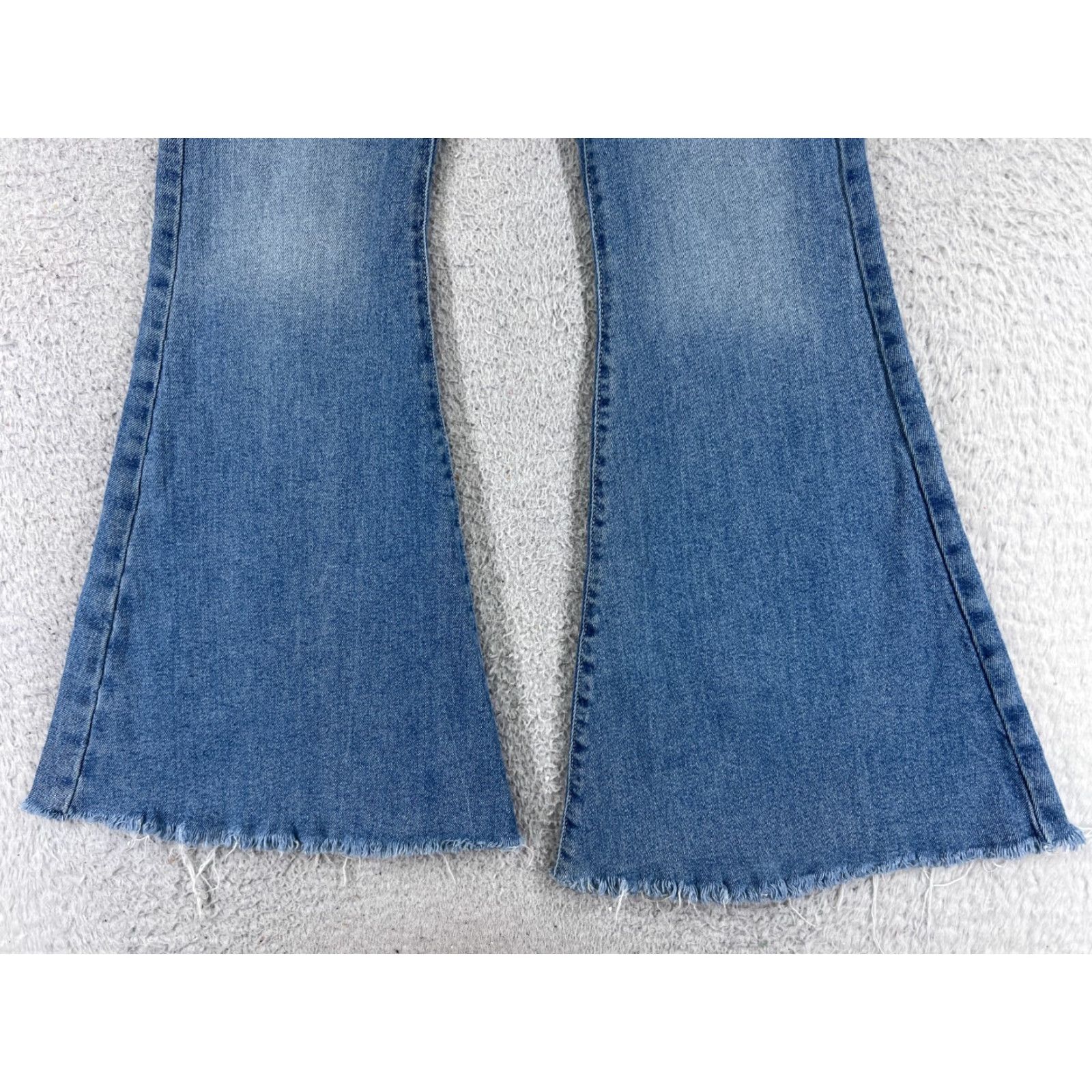 Forever 21 FOREVER 21 Jeans Womens 26 Blue Denim Flared Distressed Raw Hem 30 Inseam 5-Pocket Buttons Zipper Cotton Blend Stretch Casual Everyday Colors: Blue Size 26" / US 2 / IT 38 - 2 Thumbnail