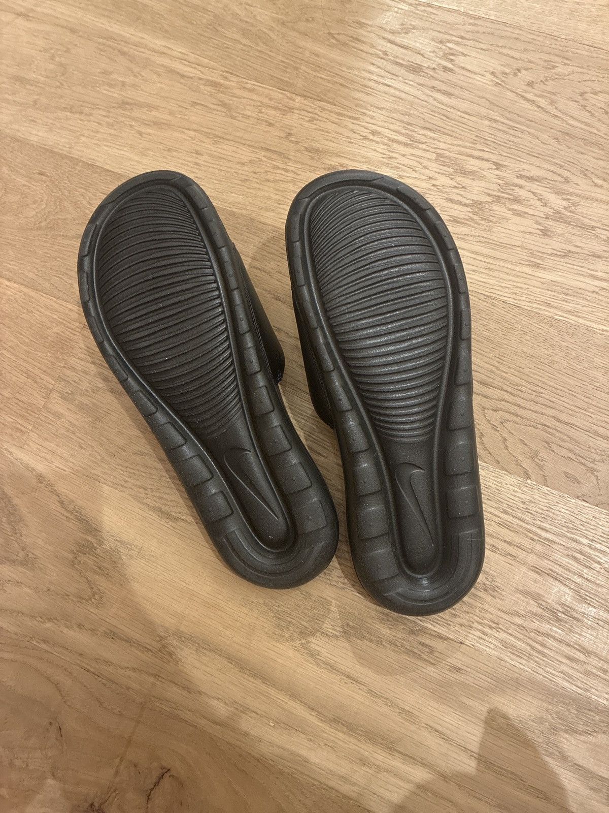 Nike Black and White Nike Slides Size US 11 / EU 44 - 2 Thumbnail