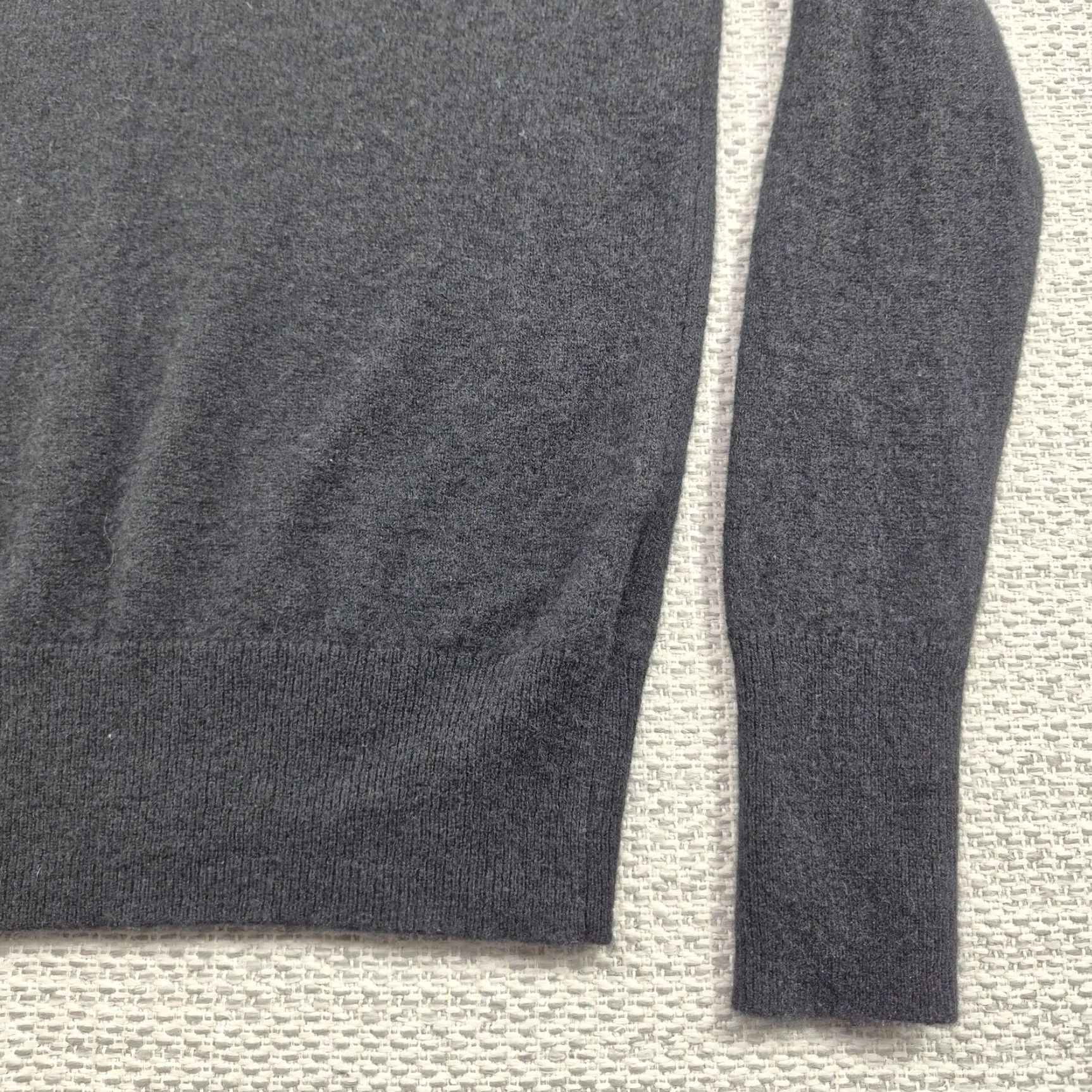 Vintage Sutton Studio Sweater Womens Small 100% Cashmere V-Neck Black Pullover Knit Tight-Knit Raglan Sleeve Casual Size S / US 4 / IT 40 - 2 Thumbnail