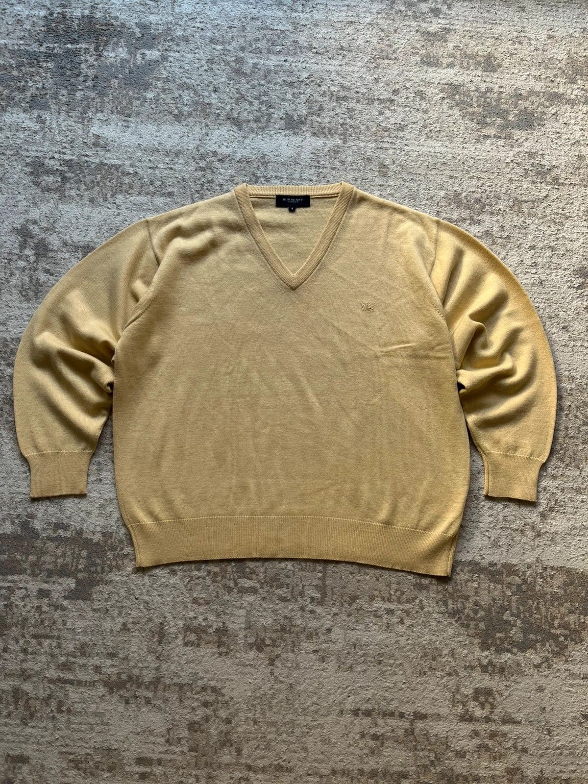 Burberry Burberry London Size 4 / S V Neck Sweater Size US S / EU 44-46 / 1 - 1 Thumbnail