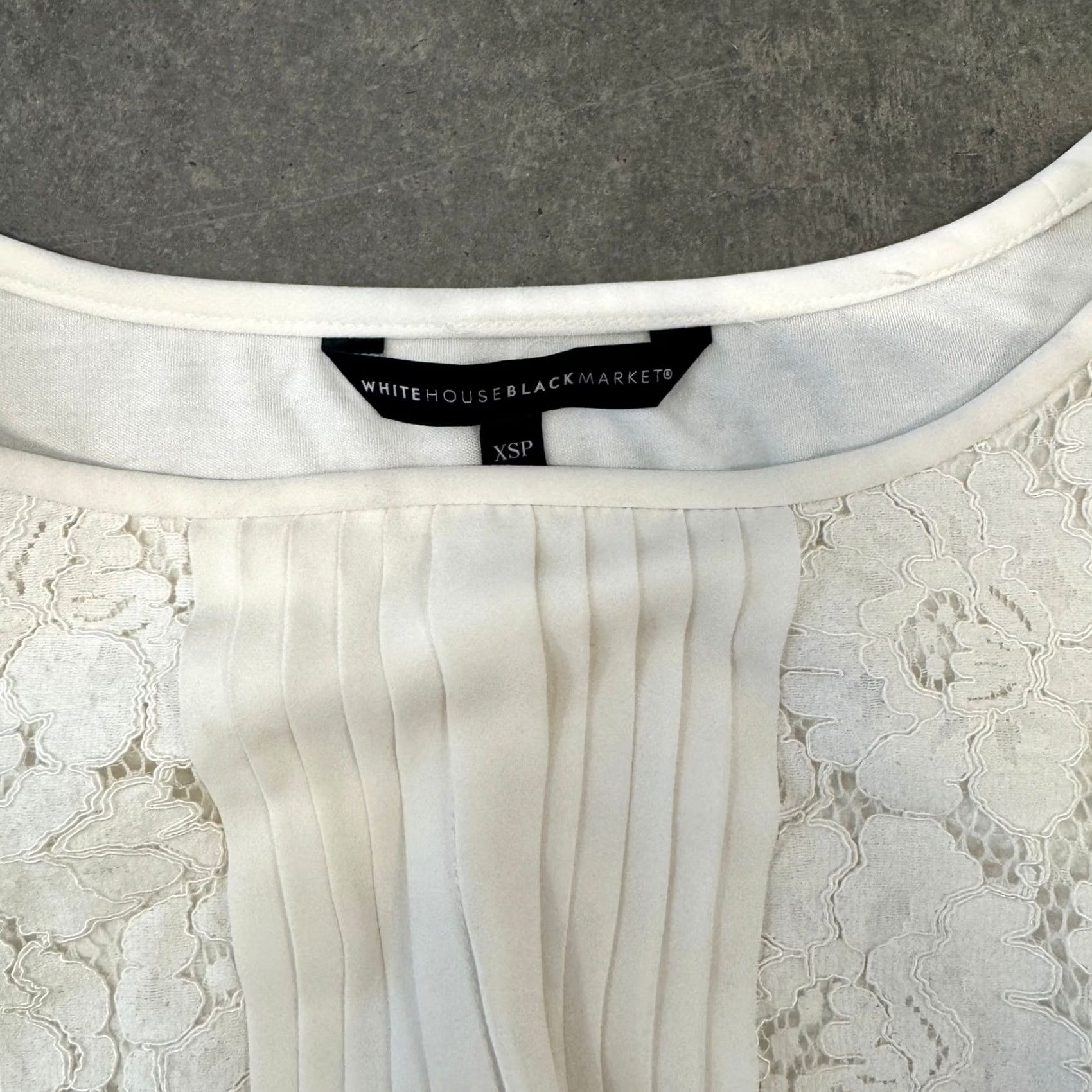 Vintage VINTAGE Y2K White House Black Market Lace Pleat White Short Sleeve Blouse XS Womens Shirt Size XS / US 0-2 / IT 36-38 - 3 Thumbnail