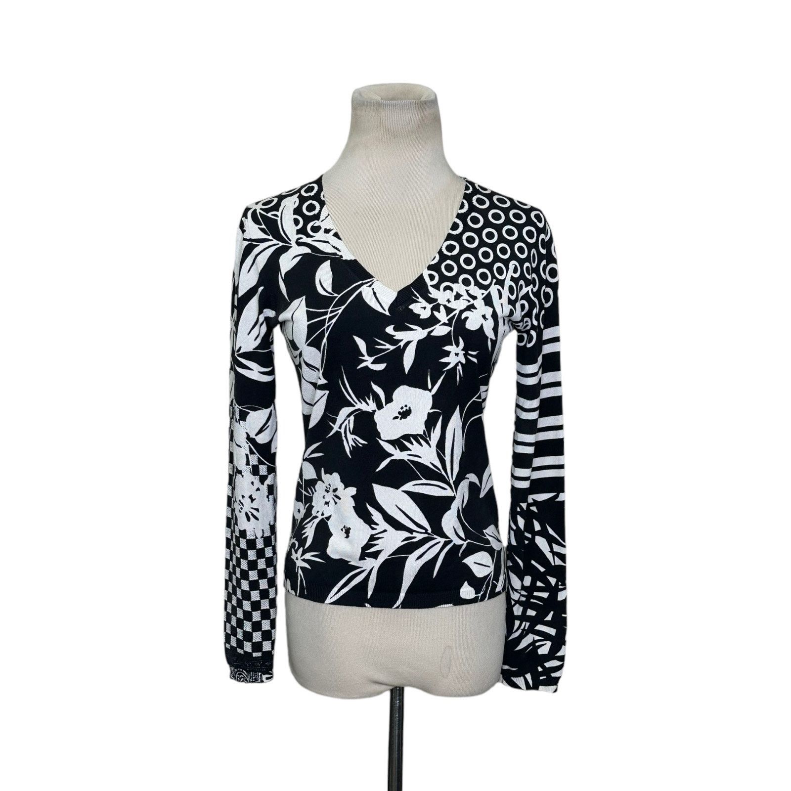 Etro Etro multi print long sleeves v neck sweater size 40- S Size S / US 4 / IT 40 - 1 Thumbnail