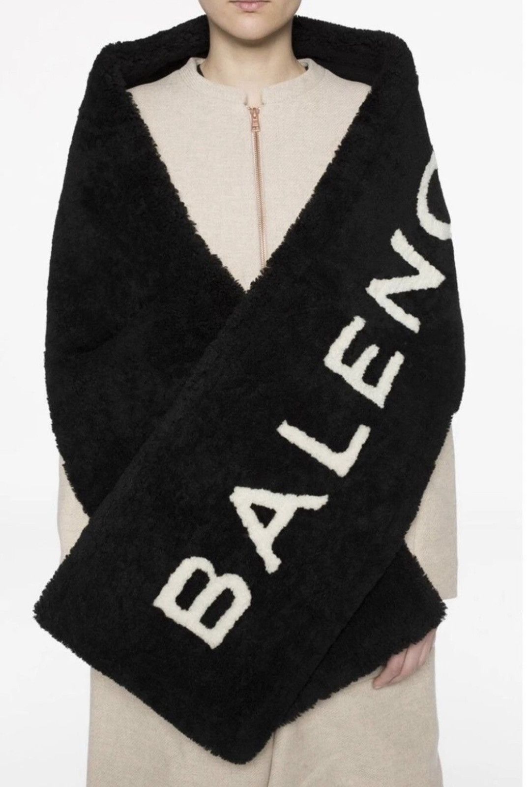 Balenciaga Balenciaga lambskin/leather shawl, like new Size ONE SIZE - 4 Thumbnail