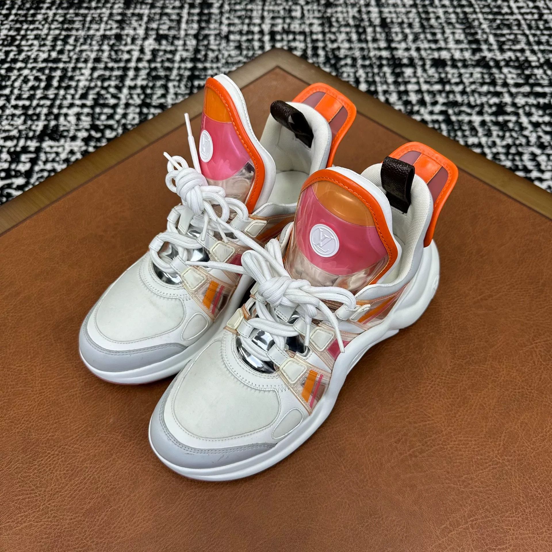 Louis Vuitton Louis Vuitton White Lowtop Sneakers it_38-5 Women Size US 8.5 / IT 38.5 - 1 Thumbnail