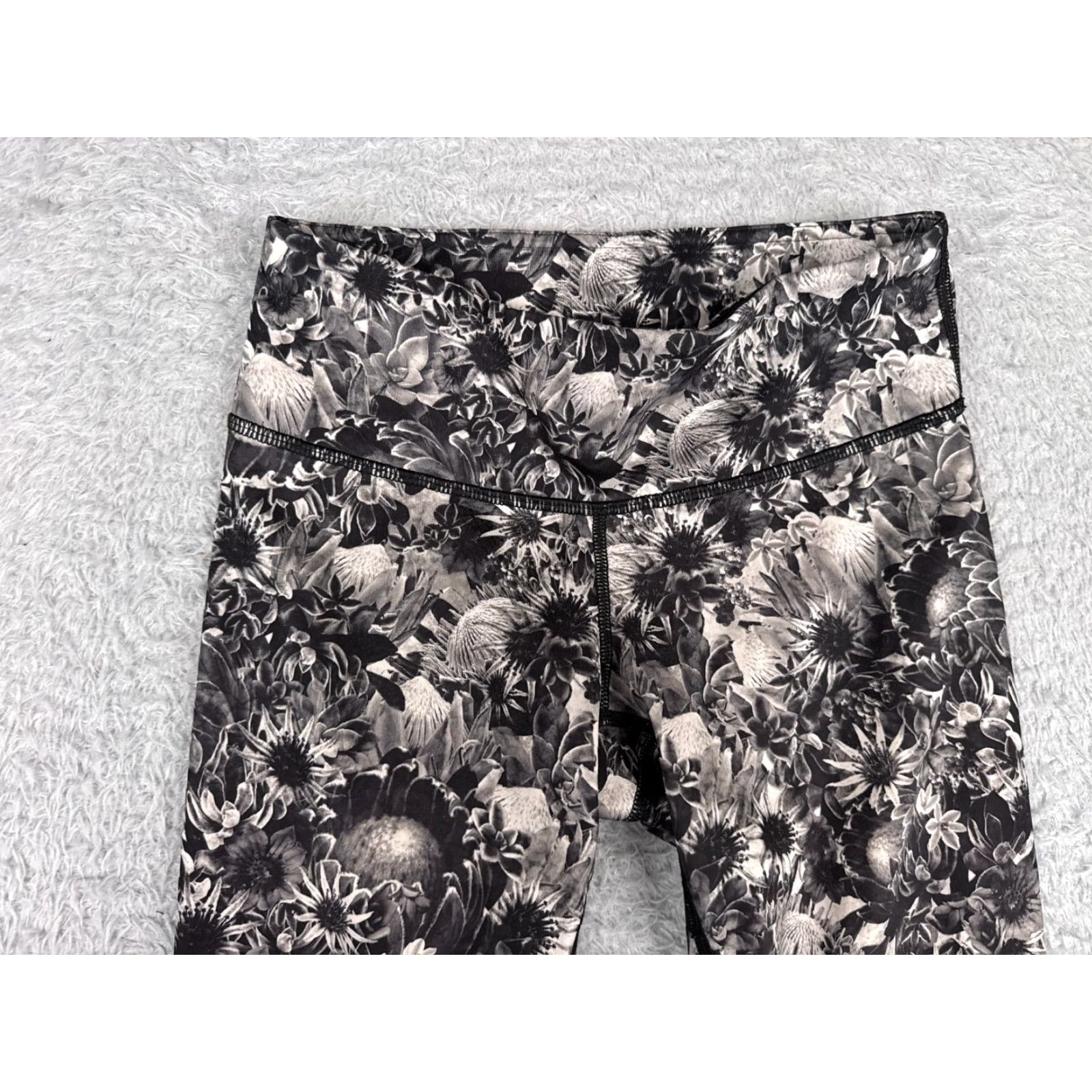 Lululemon Lululemon Wunder Under Crop Yoga Pants - Women - Size 4 - White/Black Floral - Cropped, Low Rise, 20" Inseam - Activewear Size 27" / US 4 / IT 40 - 5 Thumbnail