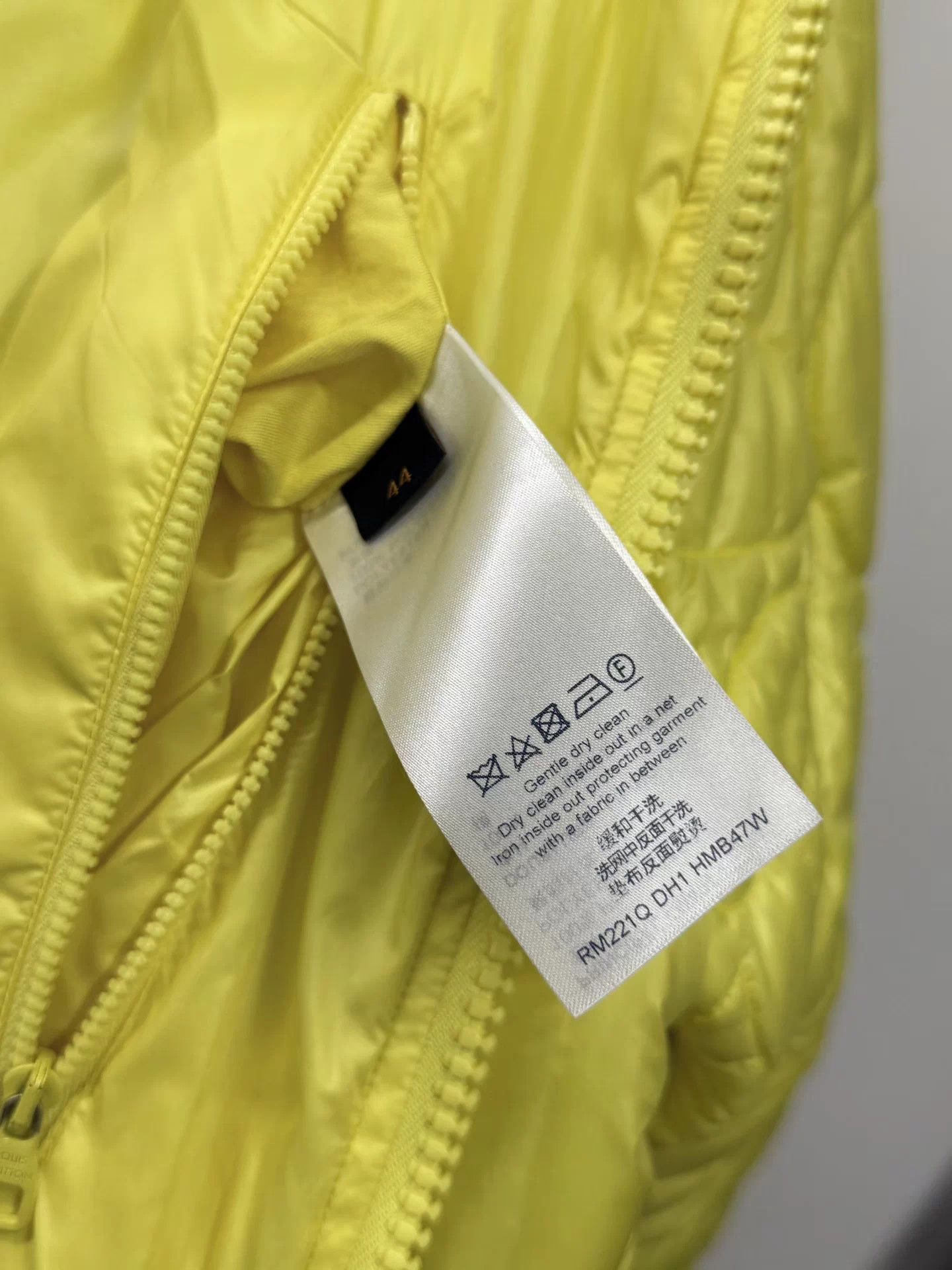 Louis Vuitton Louis Vuitton embossed all-over tag down jacket Size M / US 6-8 / IT 42-44 - 8 Thumbnail