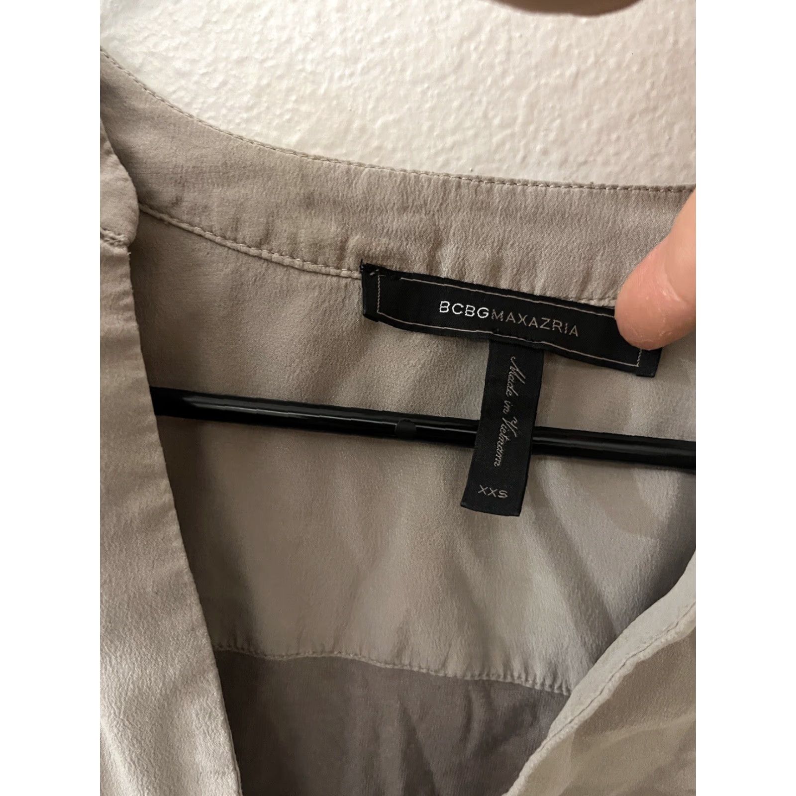 Bcbgmaxazria VINTAGE BCBG MAX AZRIA Gray Blouse XS/XXS Lightweight V-Neck Long Sleeve Chiffon Rayon/Polyester Spandex Sheer Closet Classic/Designer Womens Blouse Size XXS / US 00 / IT 34 - 2 Thumbnail