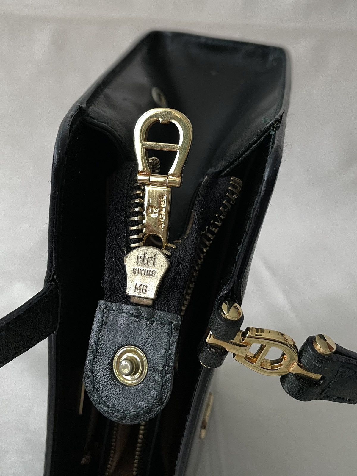 Etienne Aigner Vintage Aigner Black Leather Small Handbag Size ONE SIZE - 9 Thumbnail