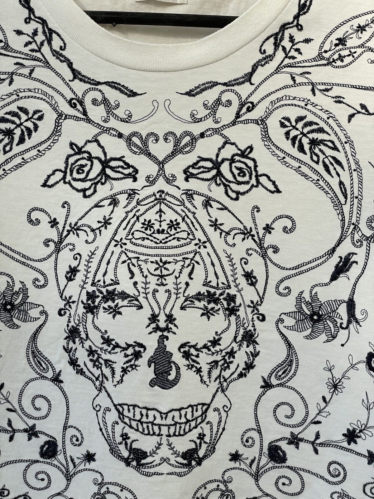 Alexander McQueen Alexander Mcqueen Embroidered Skull white T shirt Size US L / EU 52-54 / 3 - 2 Thumbnail