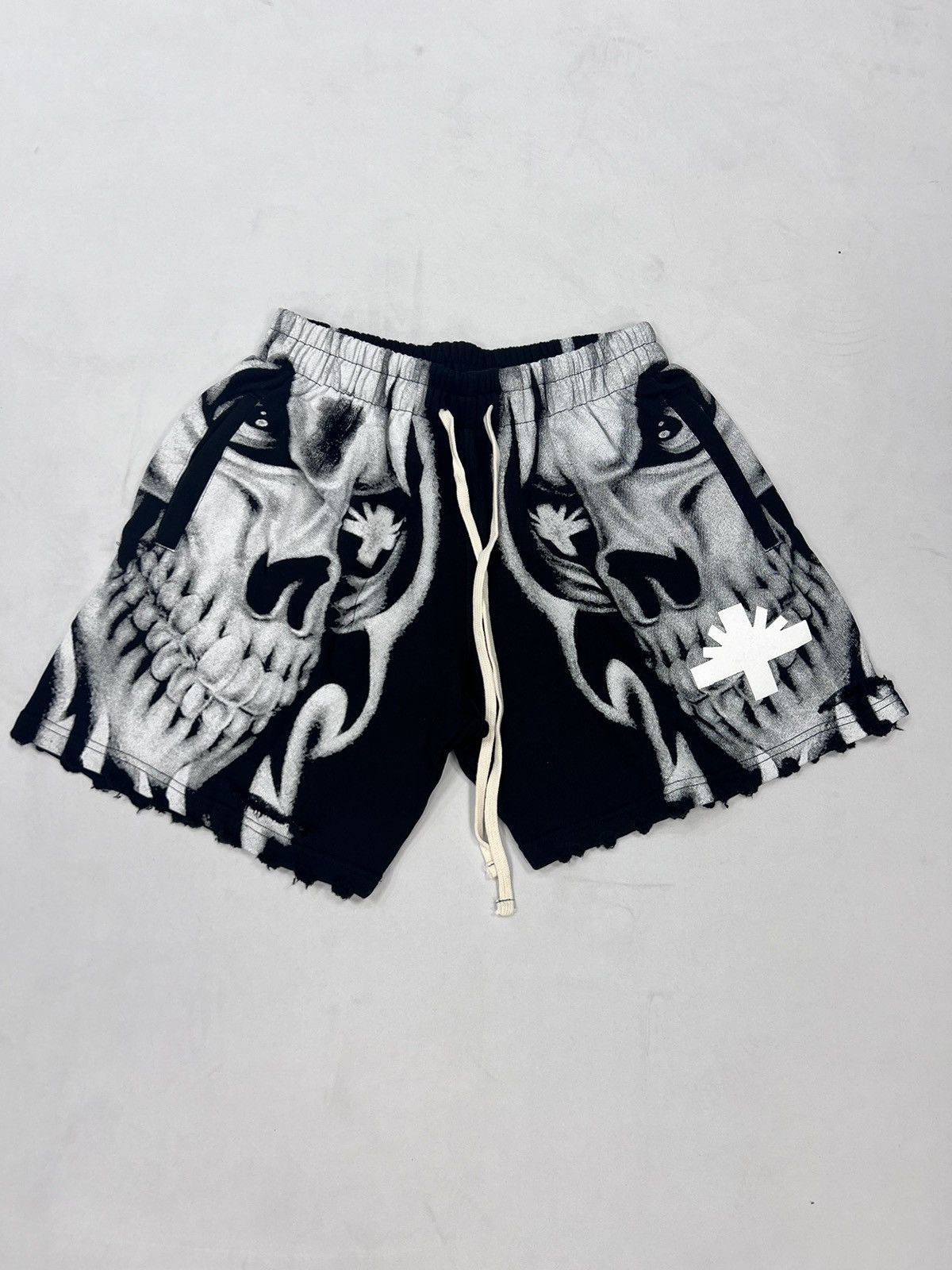 Vertabrae Vertabrae Skull Storm Distressed Black Shorts Size US 32 / EU 48 - 1 Thumbnail