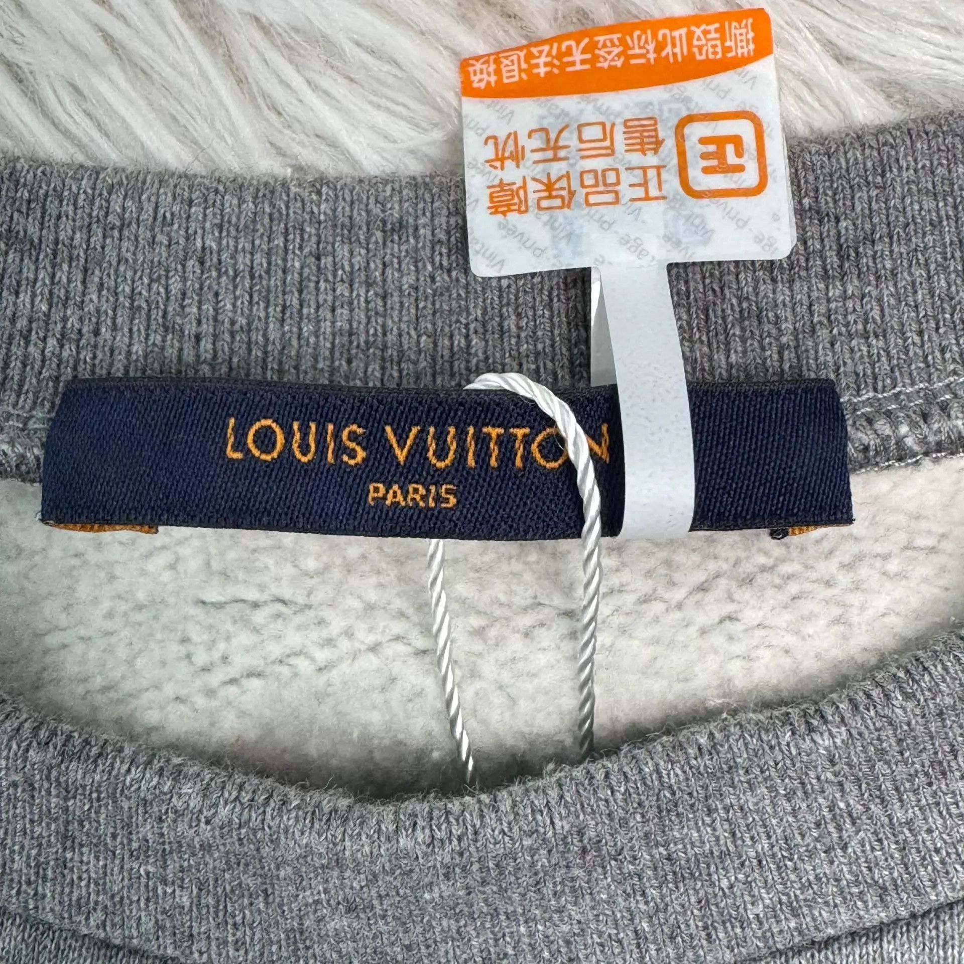Louis Vuitton LV Gray Cotton Long-Sleeve Sweatshirt M Size US M / EU 48-50 / 2 - 3 Thumbnail