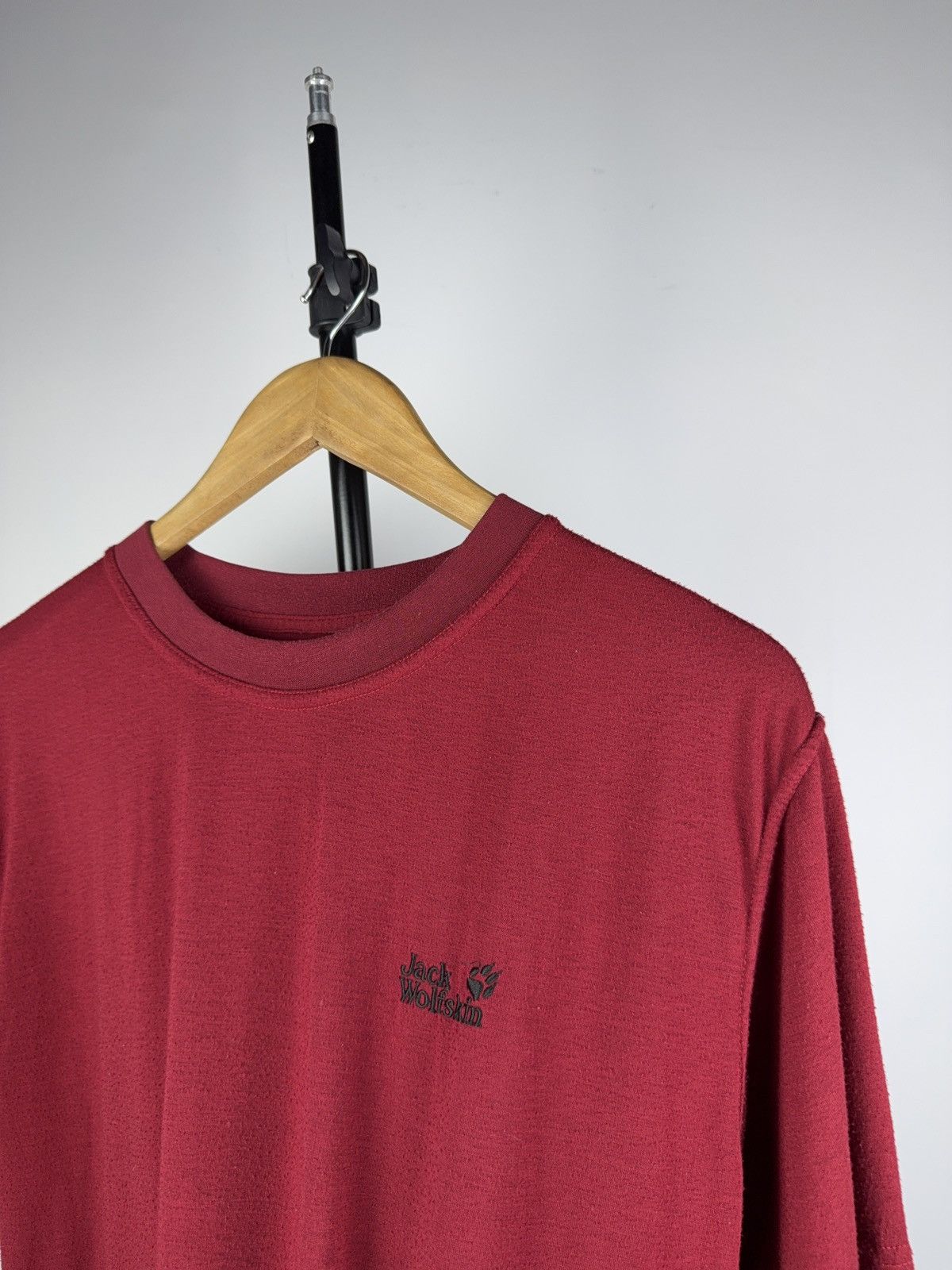 Jack Wolfskin 90s Jack Wolfskin Red Outdoor Logo Pawprint T-Shirt XL Size US L / EU 52-54 / 3 - 6 Thumbnail