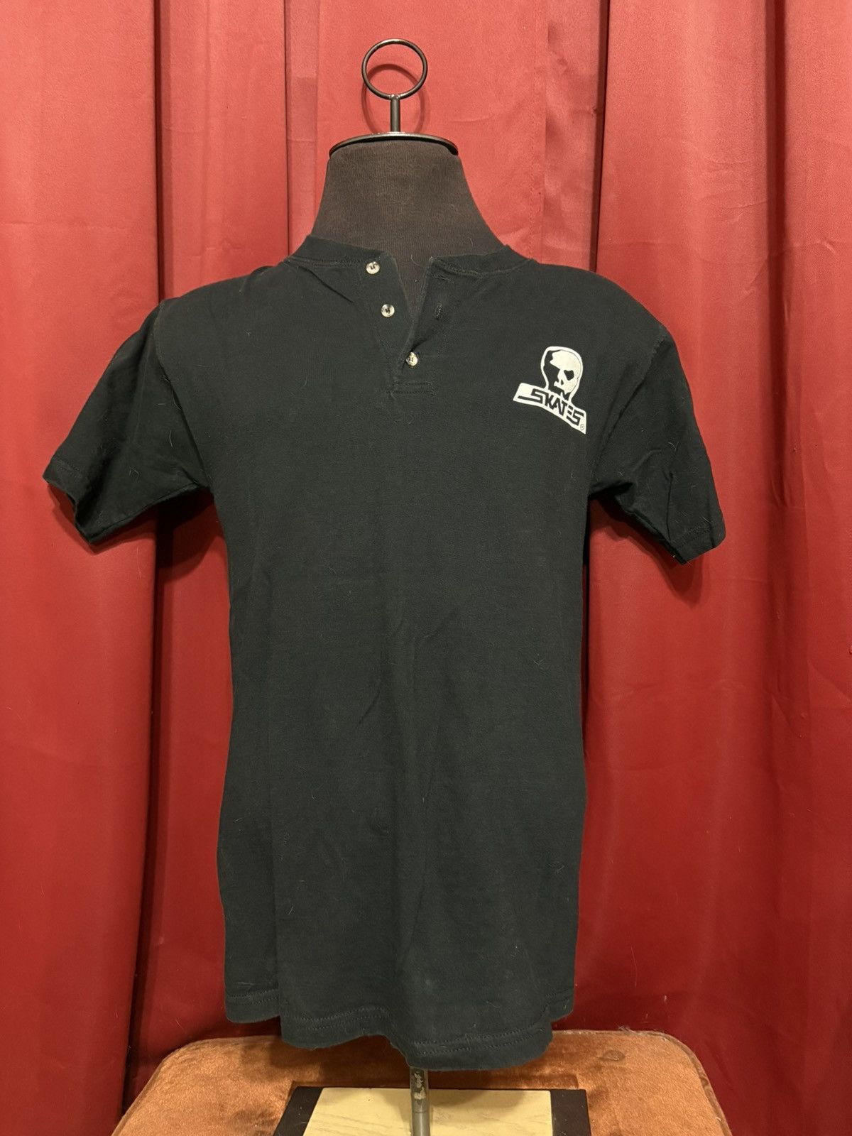 Vintage Vintage Skull Skates Tshirt 90’s Henley Skateboard Tee Size US M / EU 48-50 / 2 - 1 Thumbnail