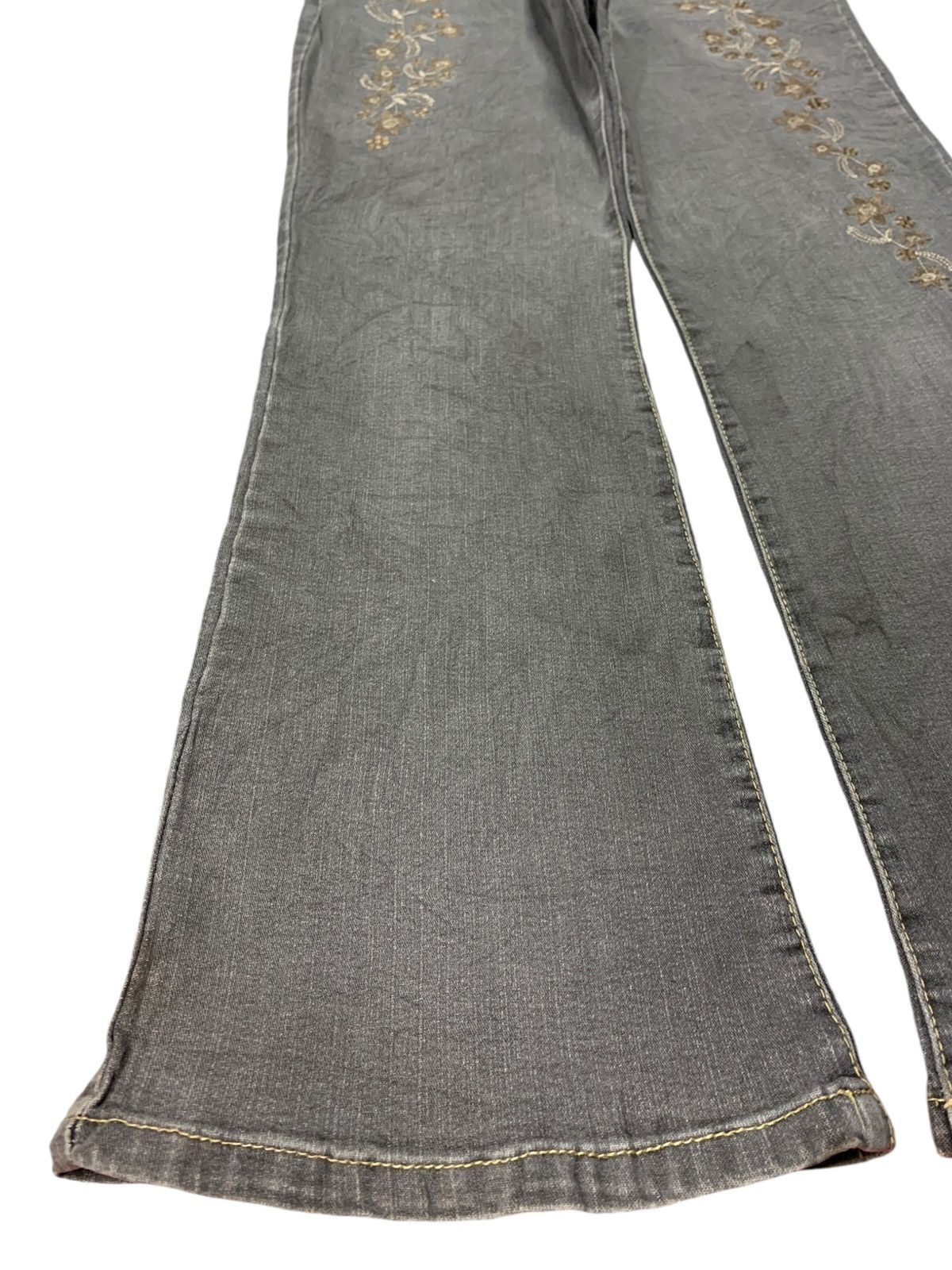 Japanese Brand SALES🔥Vintage Japanese Brand Floral Embroidery Flare Jeans Size 29" - 6 Thumbnail