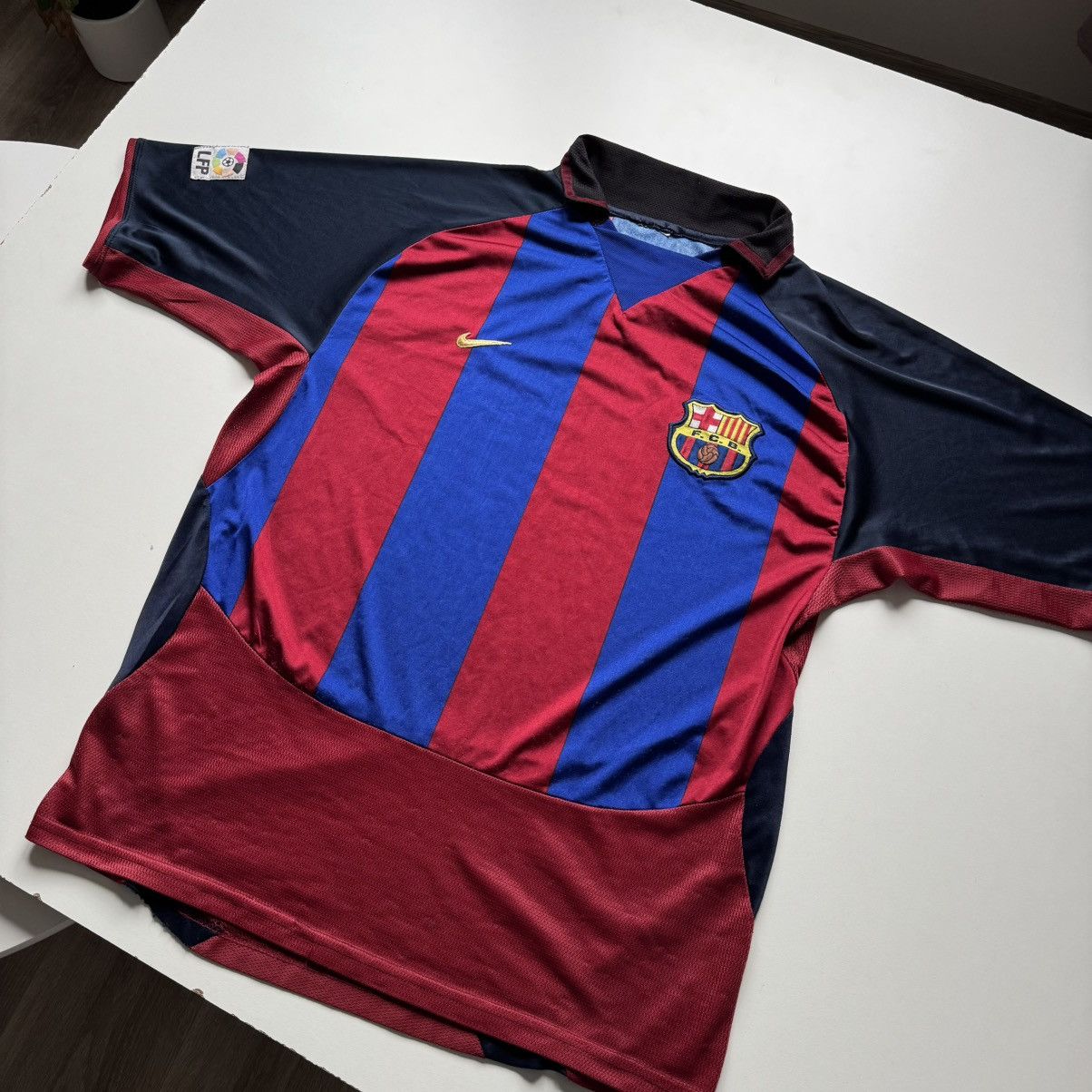 Nike FC Barcelona Vintage Ronaldino #10 Soccer Jersey y2k brazil Size US L / EU 52-54 / 3 - 14 Thumbnail