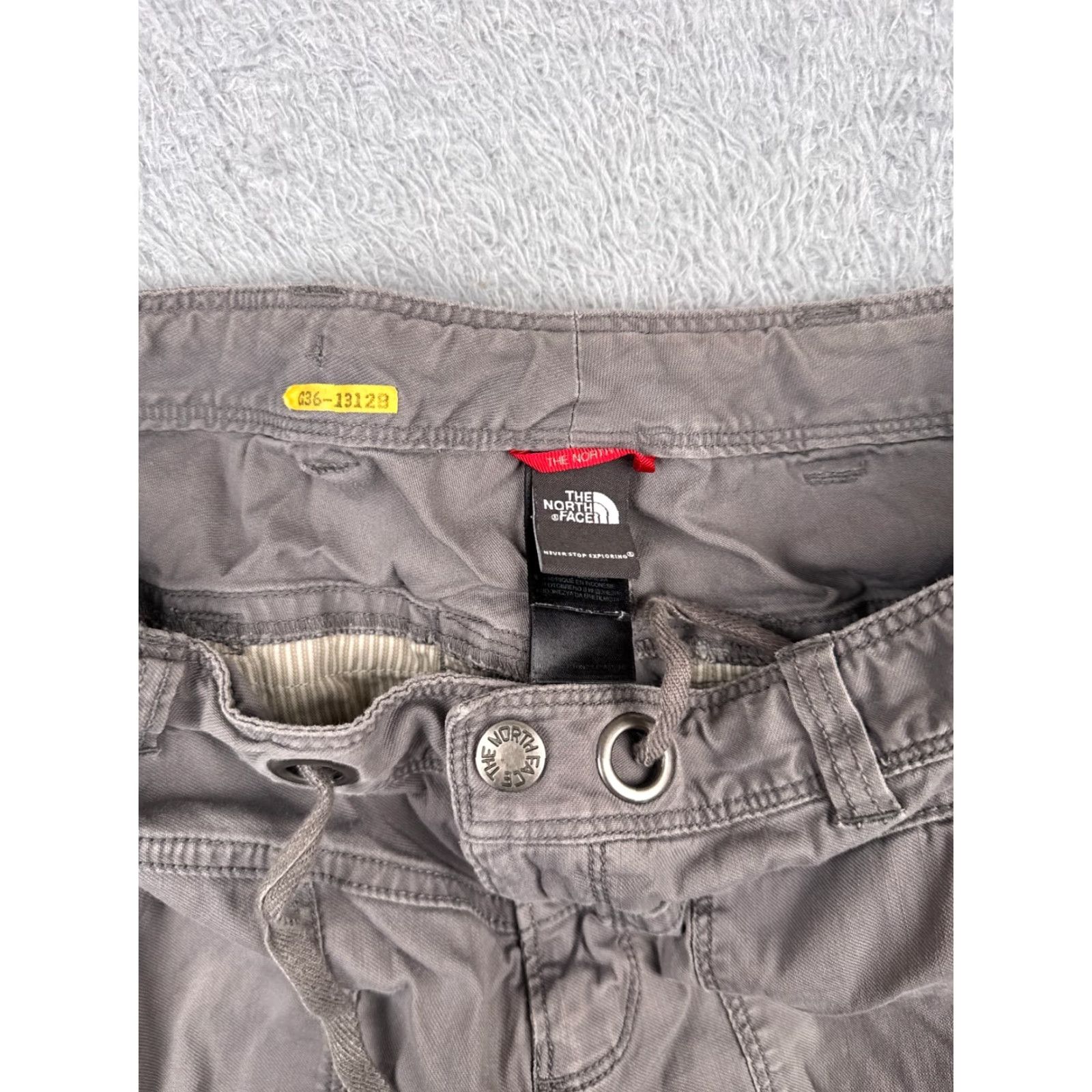 The North Face The North Face Shorts Women 6 Gray Chino Cotton Blend Twill Hiking Camp 31x10 Size 28" / US 6 / IT 42 - 2 Thumbnail
