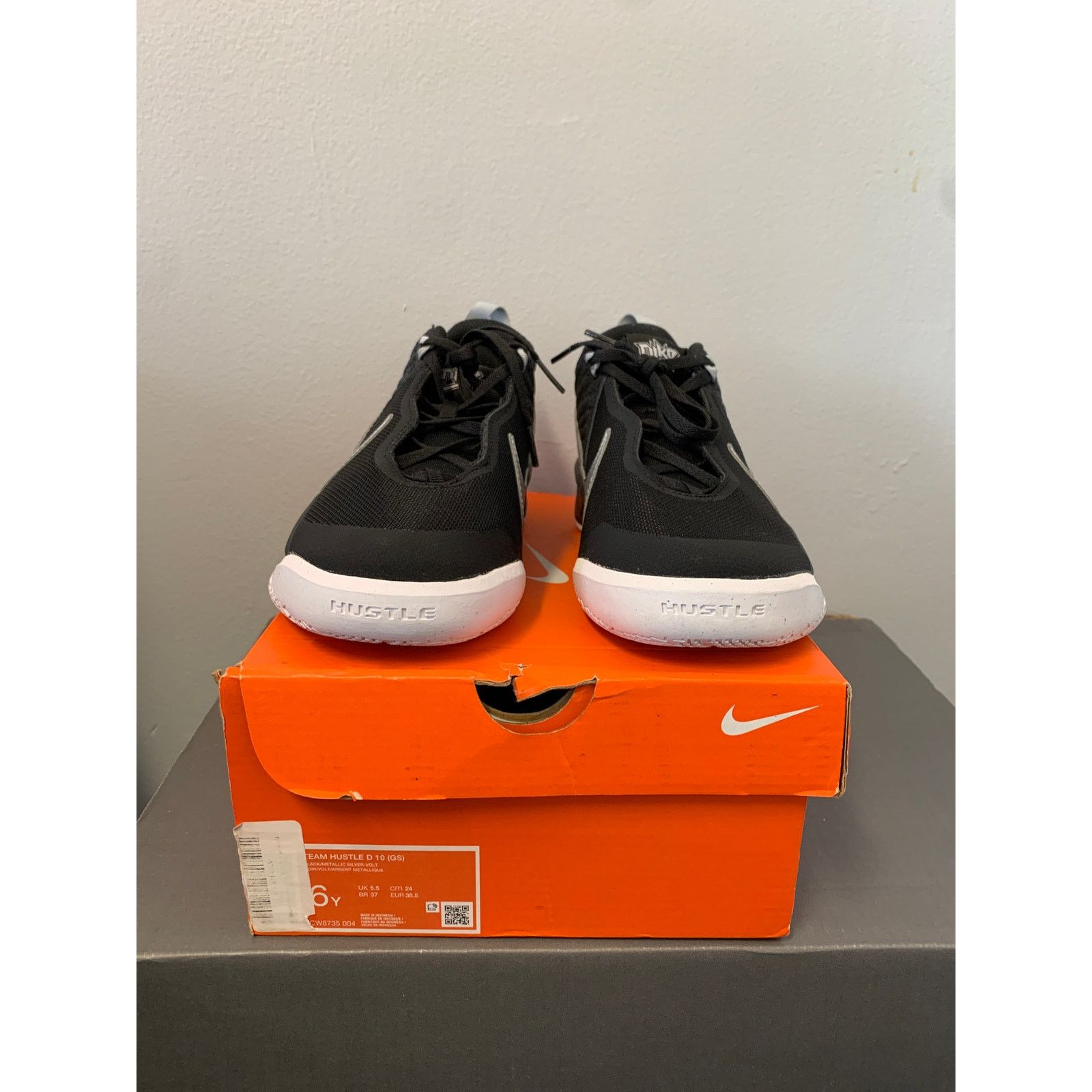 Nike Nike Team Hustle D 10 GS Basketball Kids Shoes Size 6Y NEW Size US 6 / IT 36 - 2 Thumbnail