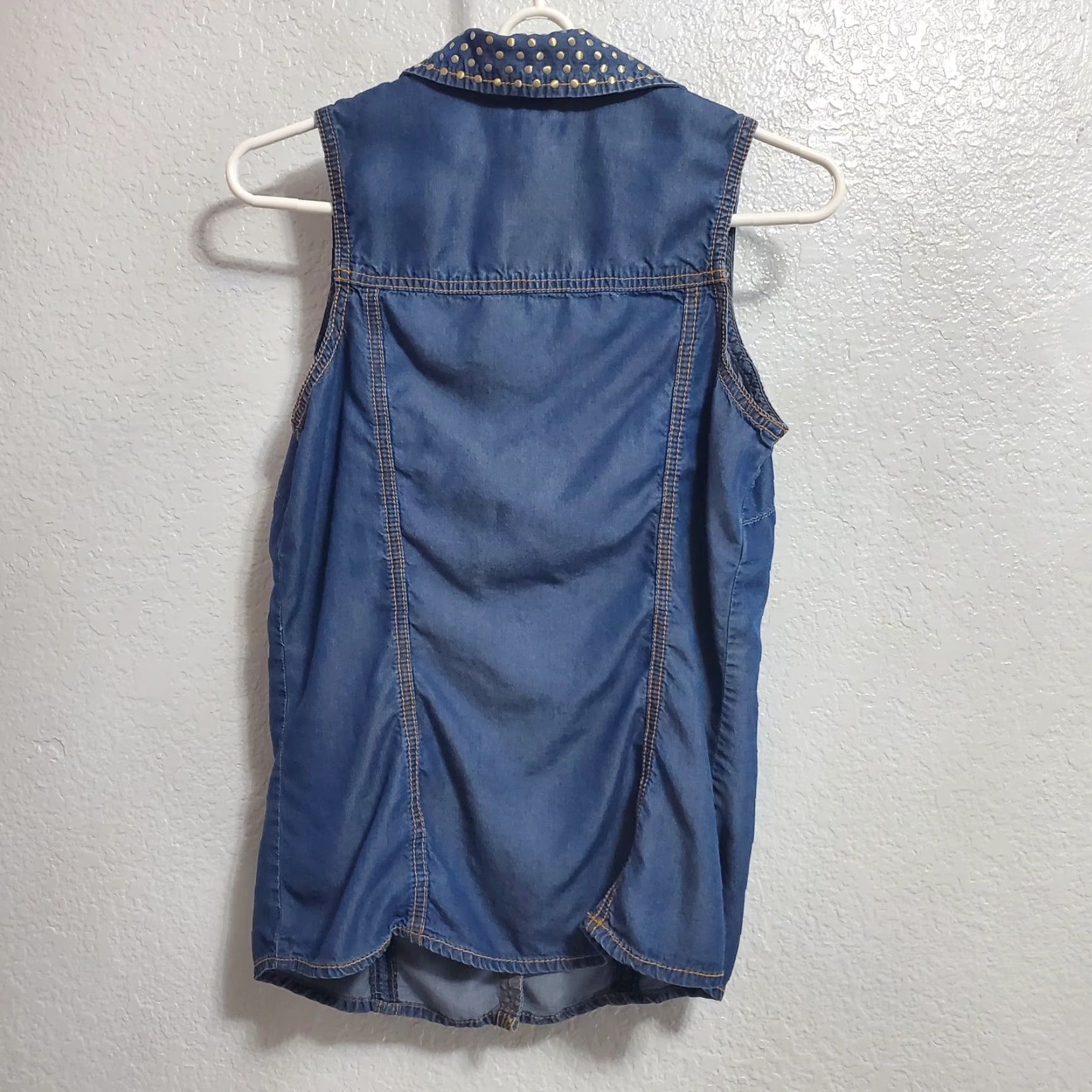 Vintage VINTAGE Cache Top Women S Blue Studded V Neck Button Front Sleeveless Lyocell Boho Western Body Slim Size S / US 4 / IT 40 - 2 Thumbnail