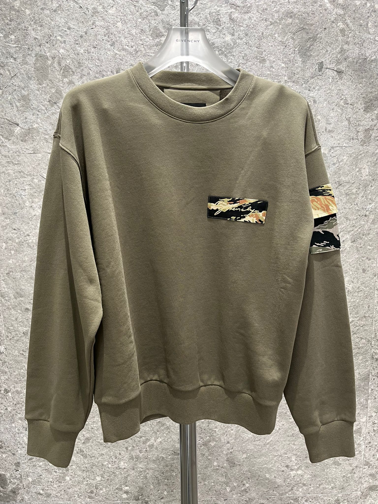 Givenchy oc11z0725 Sweatshirt in Light Khaki Size US XS / EU 42 / 0 - 5 Thumbnail