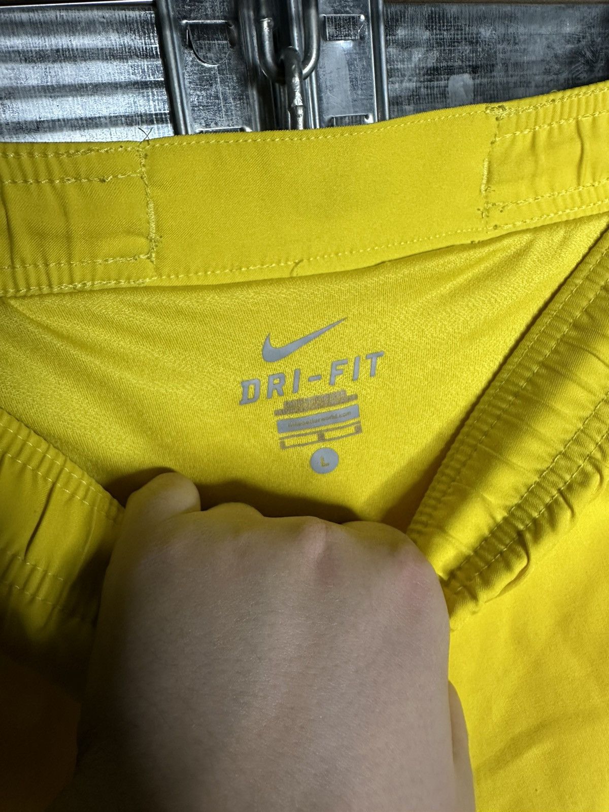 Nike Nike 2012-13 Barcelona Away Football Vintage Shorts Size US 33 - 6 Thumbnail