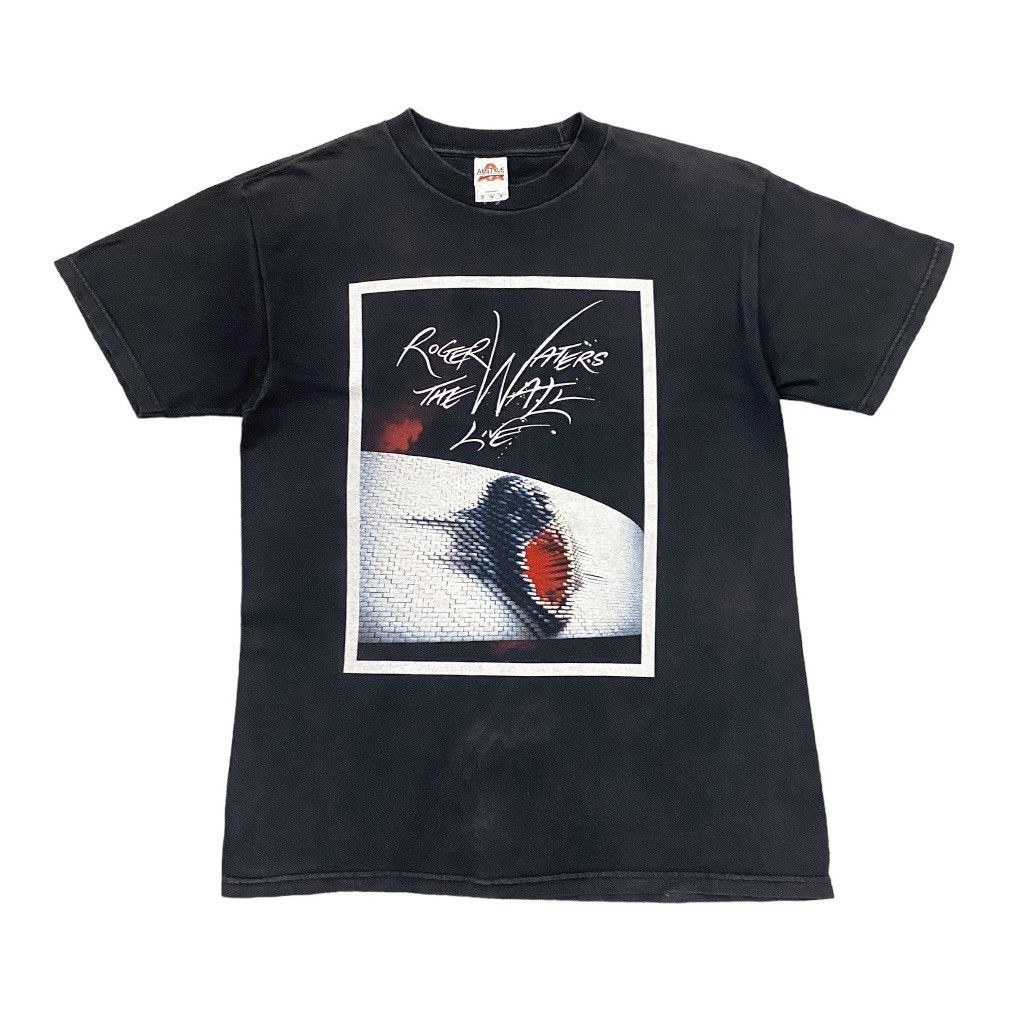 Band Tees Vintage Pink Floyd Roger Waters The Wall Tour 2010 Tshirt Size US M / EU 48-50 / 2 - 1 Thumbnail
