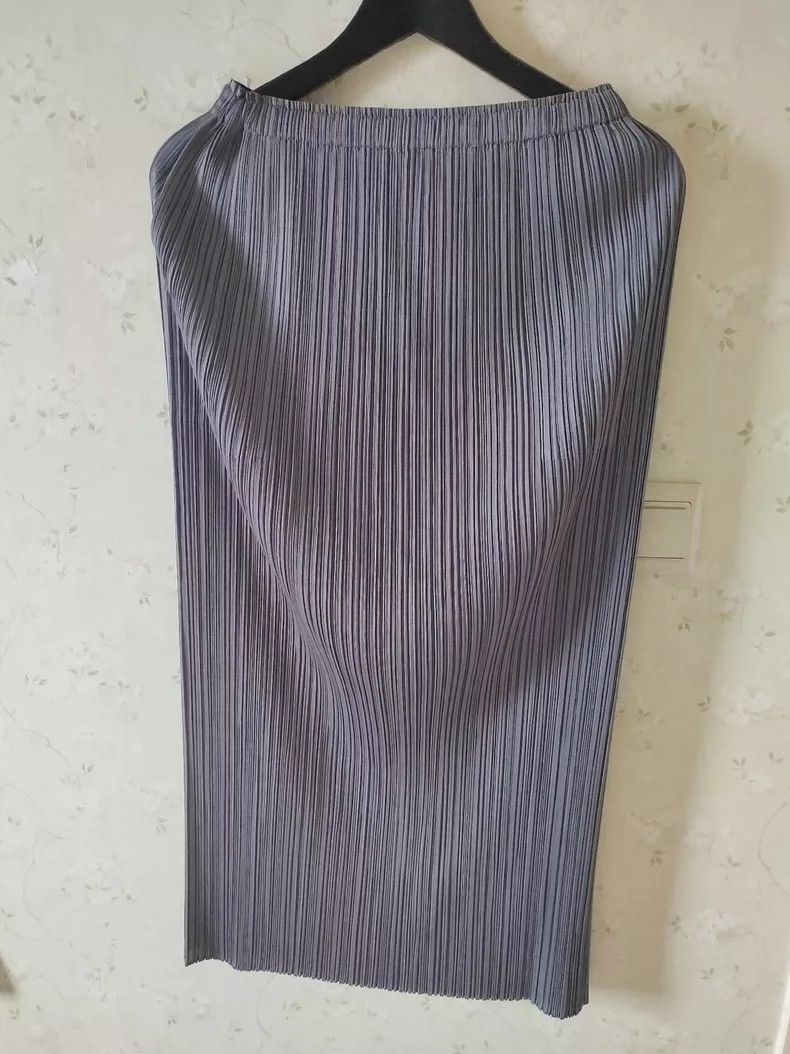 Issey Miyake Issey Miyake size:5 A dark grey pleated skirt Size 42" / US 20 - 1 Thumbnail