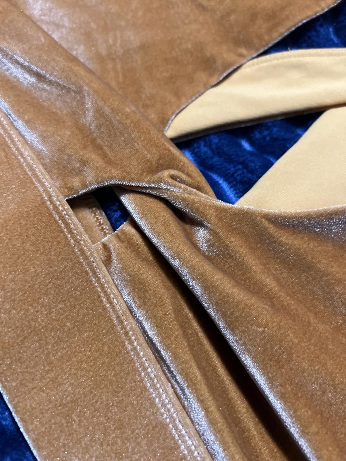Fabletics Fabletics Oasis Twist Velour Sports Bra, Light Honey Gold M Size ONE SIZE - 3 Thumbnail
