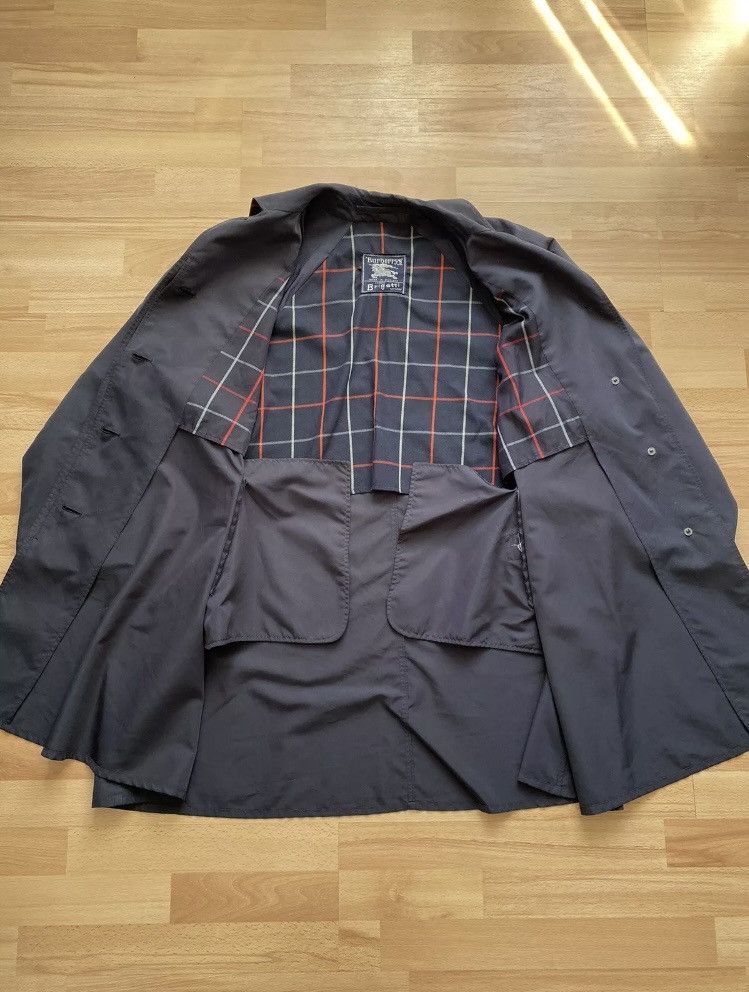 Burberry Burberrys Vintage Burberry Men's Navy Blue Check Trench Coat Size US L / EU 52-54 / 3 - 3 Thumbnail