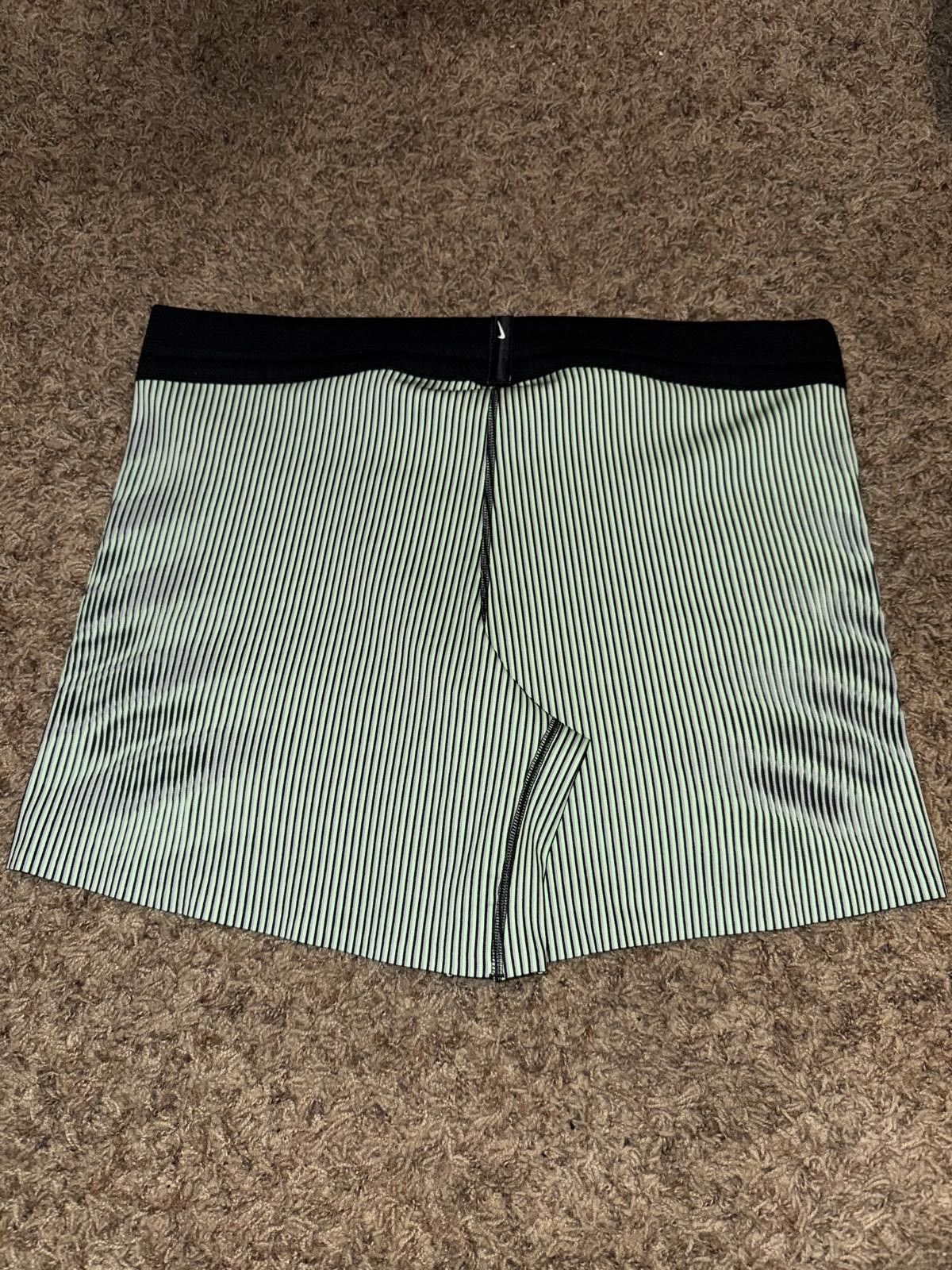 Nike Nike Women’s Aeroswift Dri-Fit ADV Green/Black Shorts Sample Size 40" / US 18 - 5 Thumbnail