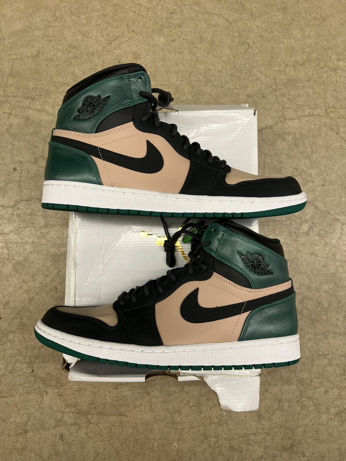 Jordan Brand Jordan 1 High Premium WMNS Mystic Green Size 12W Size US 12 / IT 42 - 2 Thumbnail