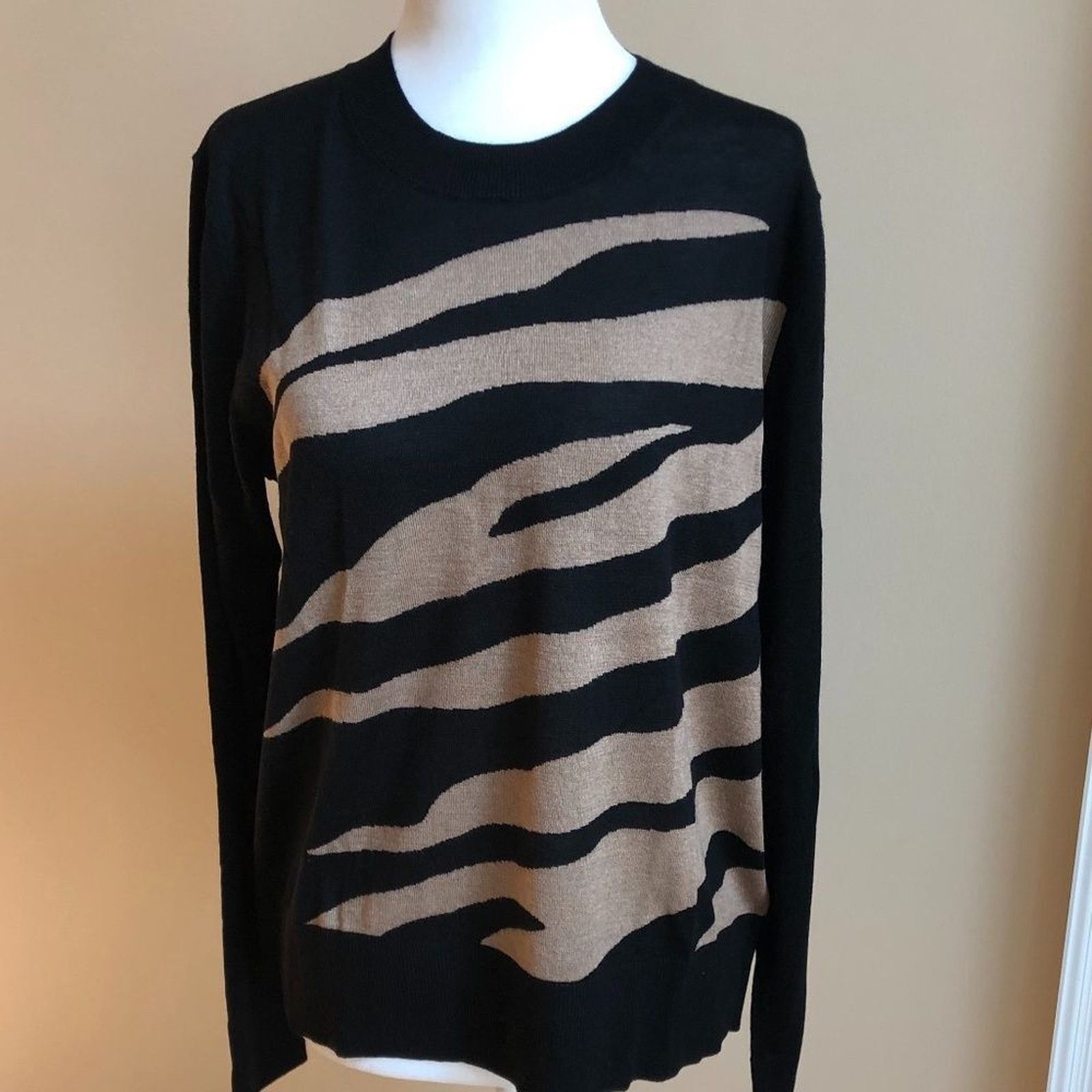 Banana Republic Silk Cashmere Relaxed Zebra Sweater from Banana Republic Size XS / US 0-2 / IT 36-38 - 2 Thumbnail