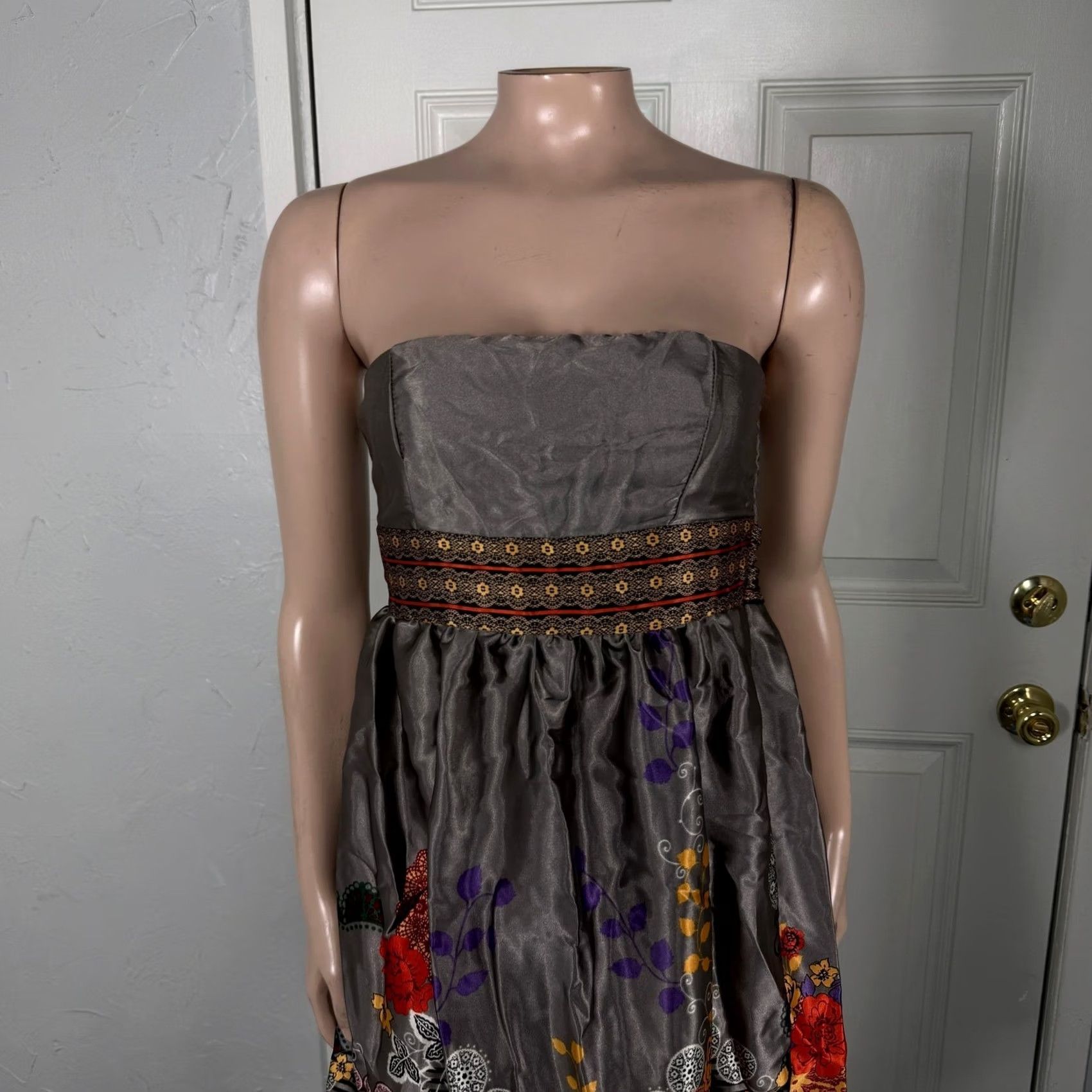 Vintage VINTAGE Charlotte Russe Dress S Polyester Satin Floral Strapless Smocked W7 Gray Casual Ladies Women'S? Size S / US 4 / IT 40 - 2 Thumbnail