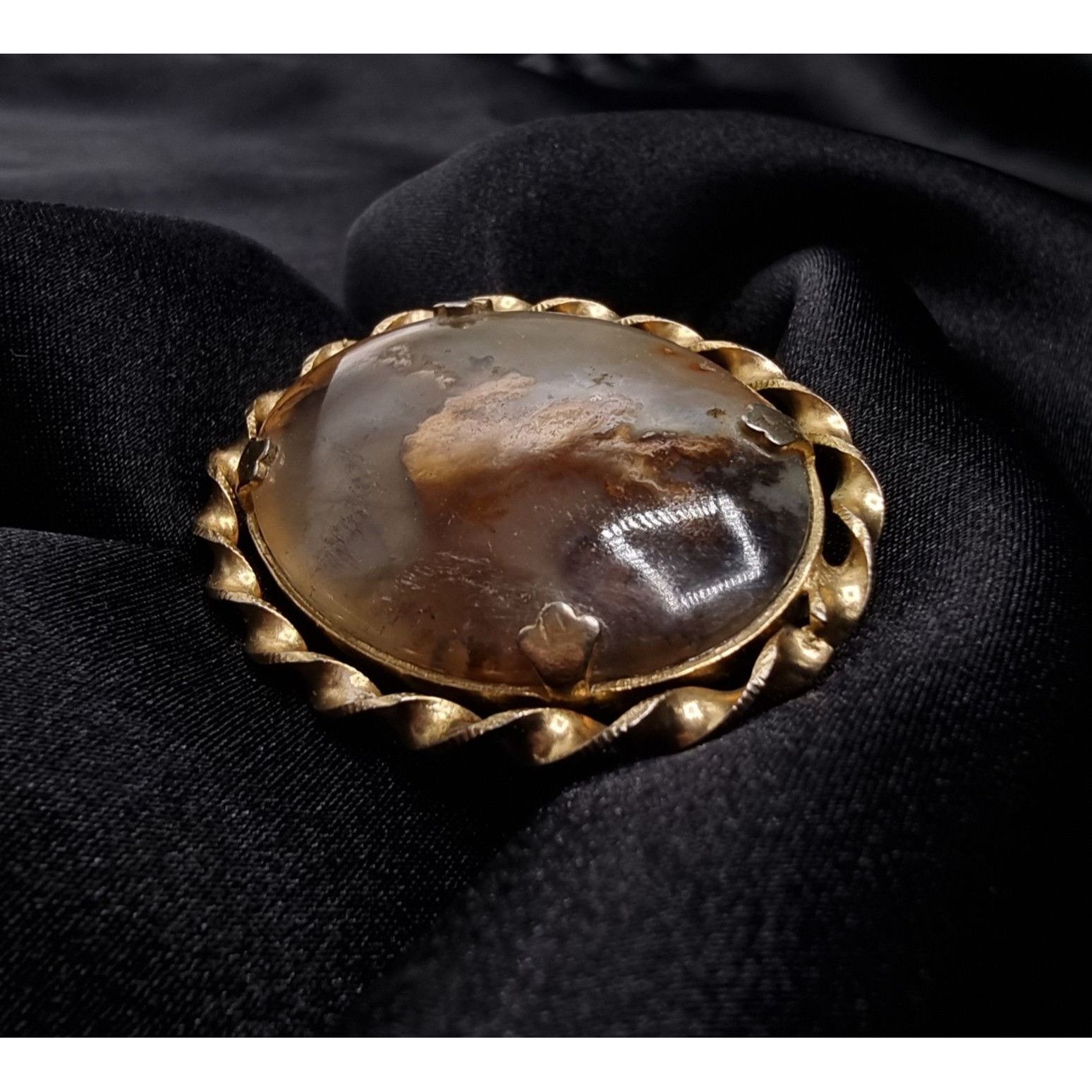 Vintage Rare Find Vintage 1930s-1940s Oval Gold Tone Brooch With Aga Size ONE SIZE - 4 Thumbnail