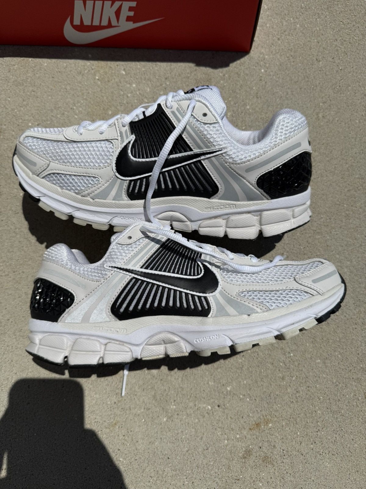 Nike Nike Vomero 5 White Size US 9 / EU 42 - 1 Thumbnail