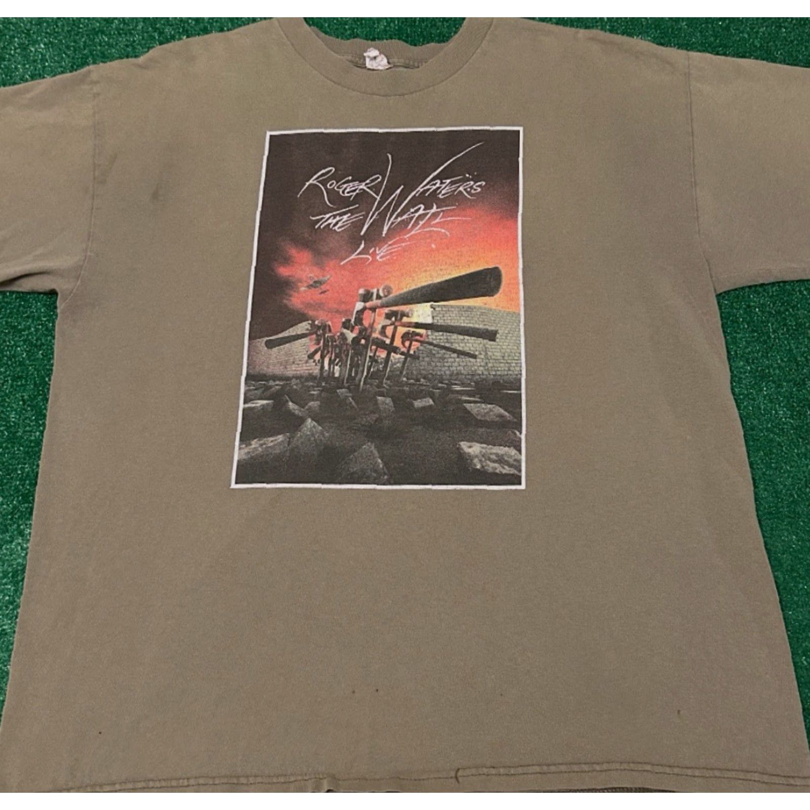Vintage VINTAGE Roger Walters The Wall Tour 2012 Band Tee Shirt Mens XL Green Shirt Band Music Rock 90s Y2K Pink Floyd Size US XL / EU 56 / 4 - 5 Thumbnail