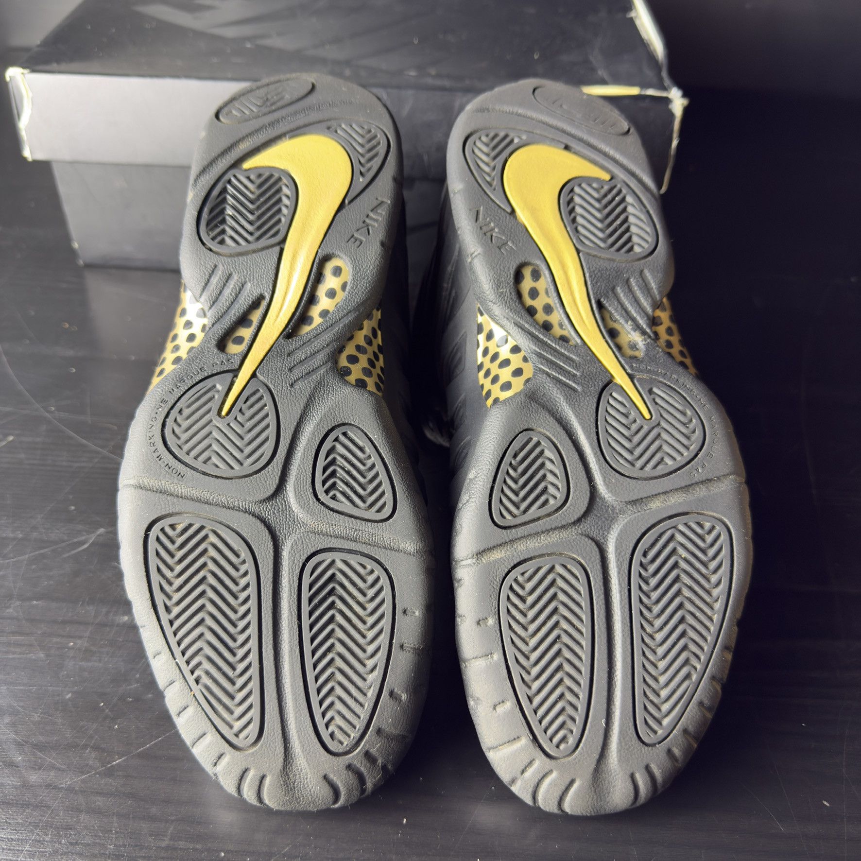 Nike Nike Air Foamposite Pro "Black Metallic Gold" (GS) **PRE-OWNED** - Size 7Y (US) Size US 7 / EU 40 - 6 Thumbnail