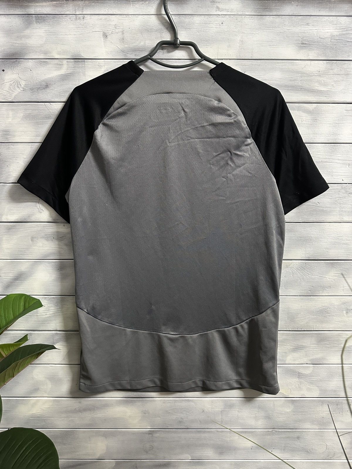Nike Rare T-Shirt Nike Centr Logo Small Swoosh Vintage Y2K Size US M / EU 48-50 / 2 - 4 Thumbnail