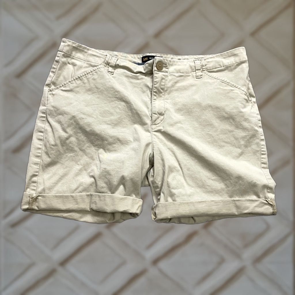Lee Lee Bermuda Shorts Womens 18 Regular Mid Rise Beige Knit Casual Summer Safari 6 in Inseam Pocket Pockets Pre-Owned? Size 40" / US 18 - 1 Thumbnail