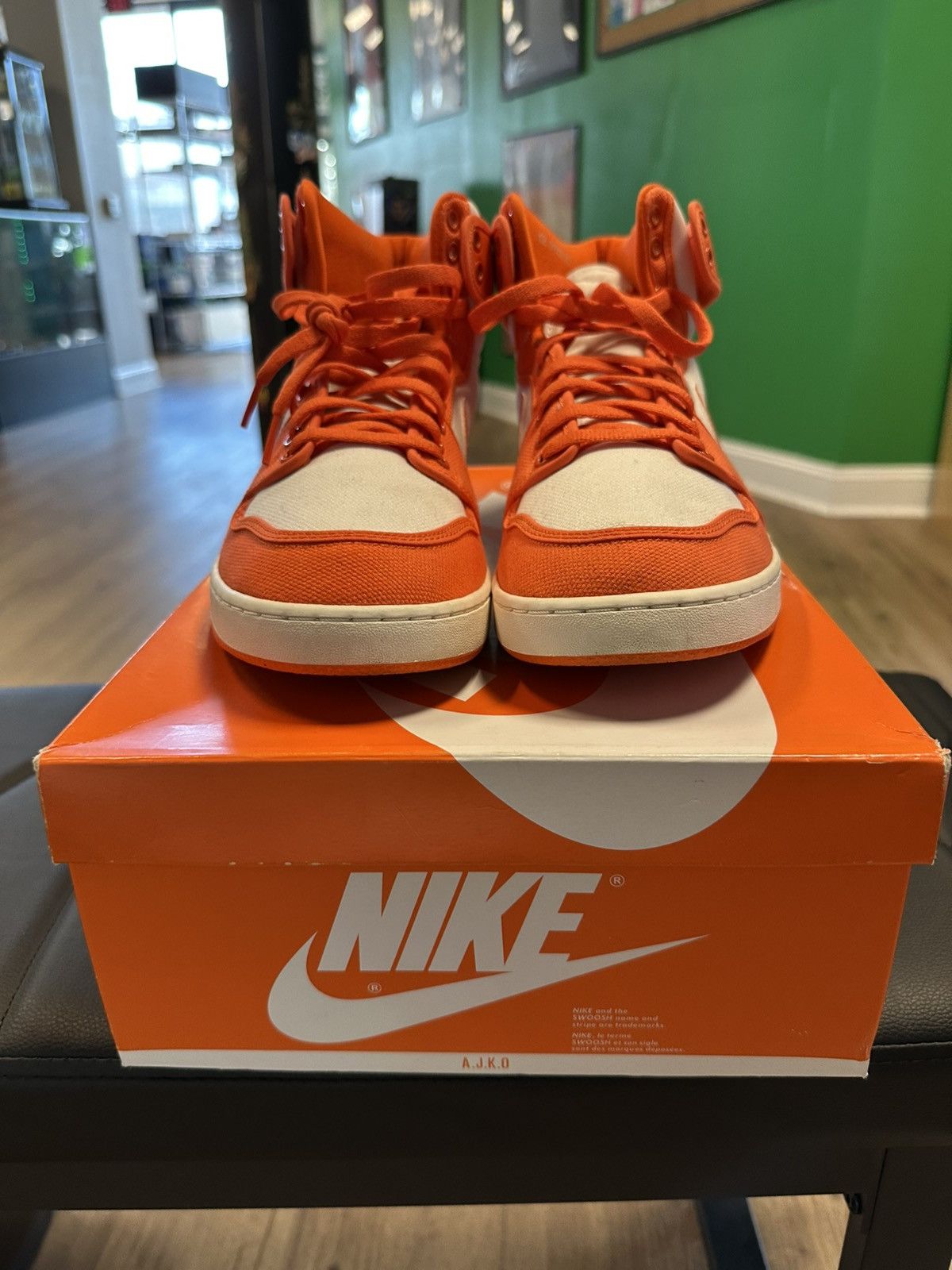 Nike Jordan 1 Retro Size US 12 / EU 45 - 4 Thumbnail