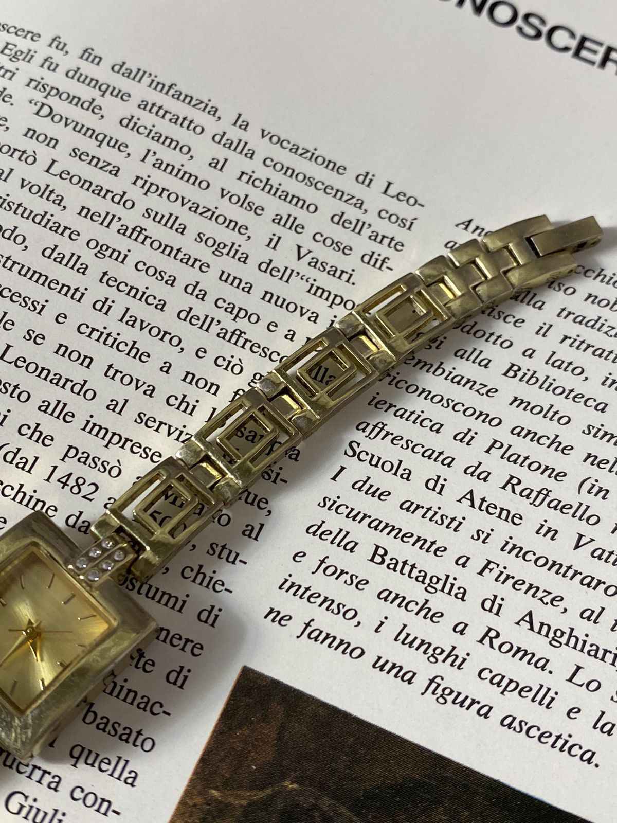 Japanese Brand Elegant Avon Quartz Watch - Gold Tone, Tested Working Size ONE SIZE - 5 Thumbnail