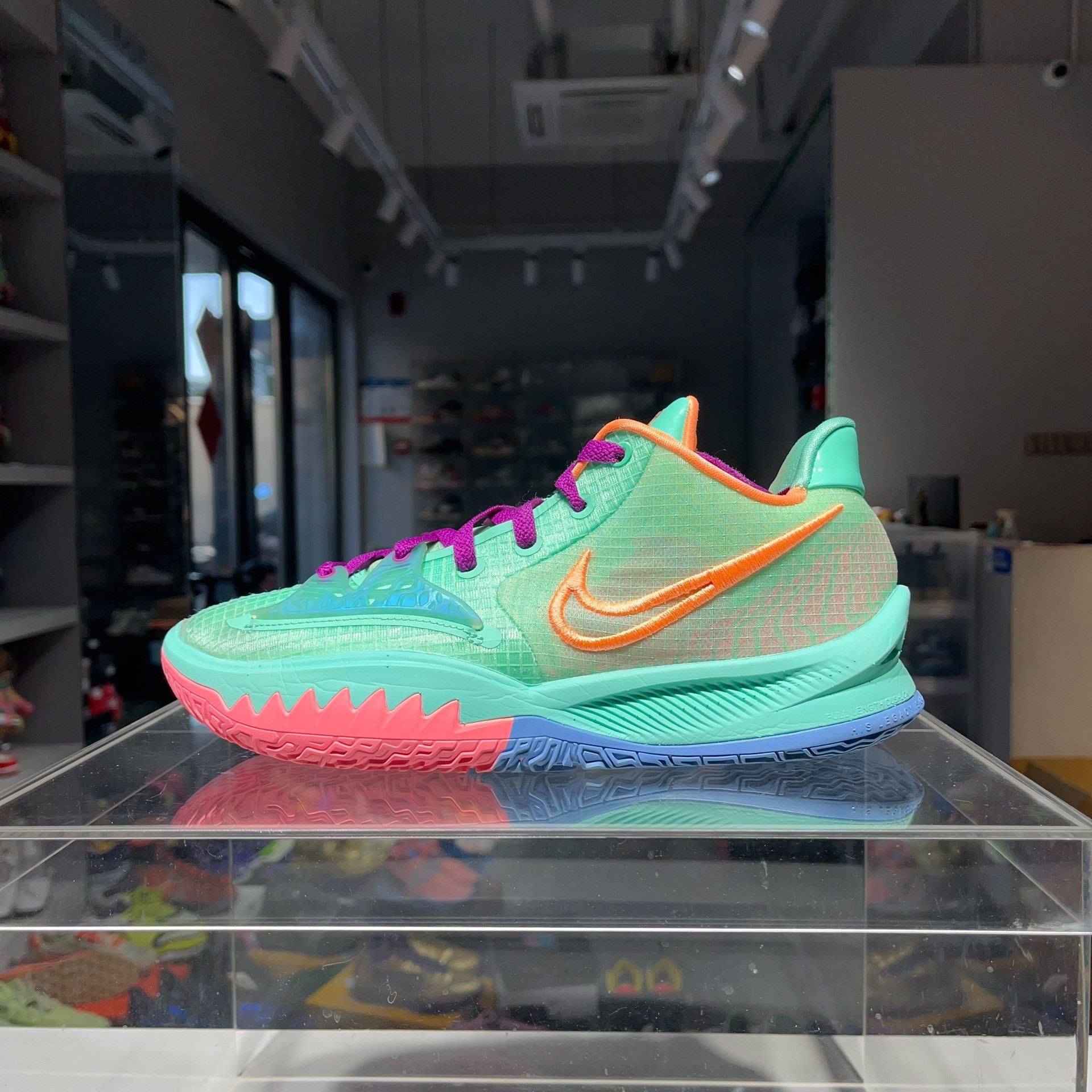 Nike Nike KYRIE Lowtop Sneakers 9 Men Size US 9 / EU 42 - 1 Thumbnail