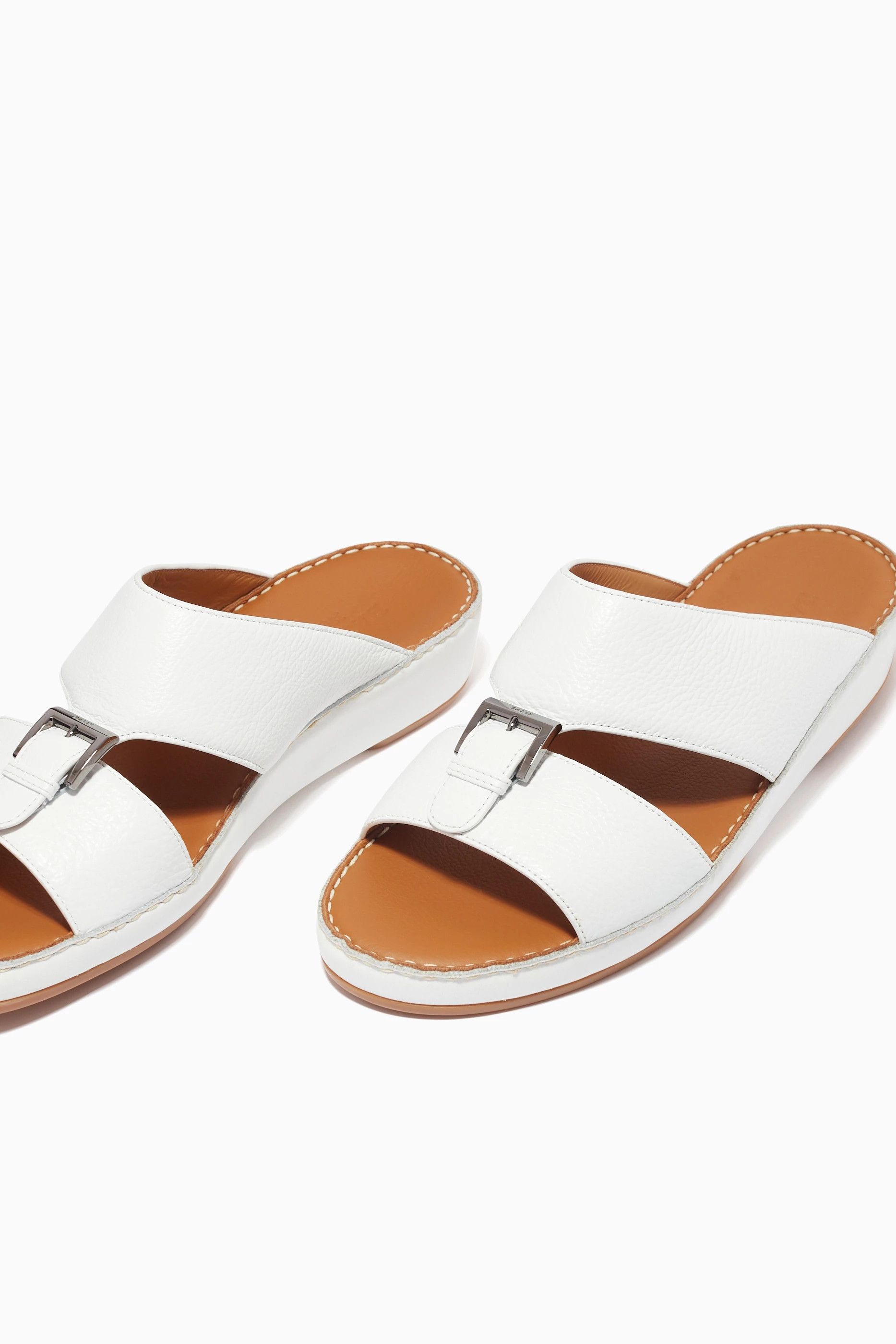 o1y1224 Slippers in White