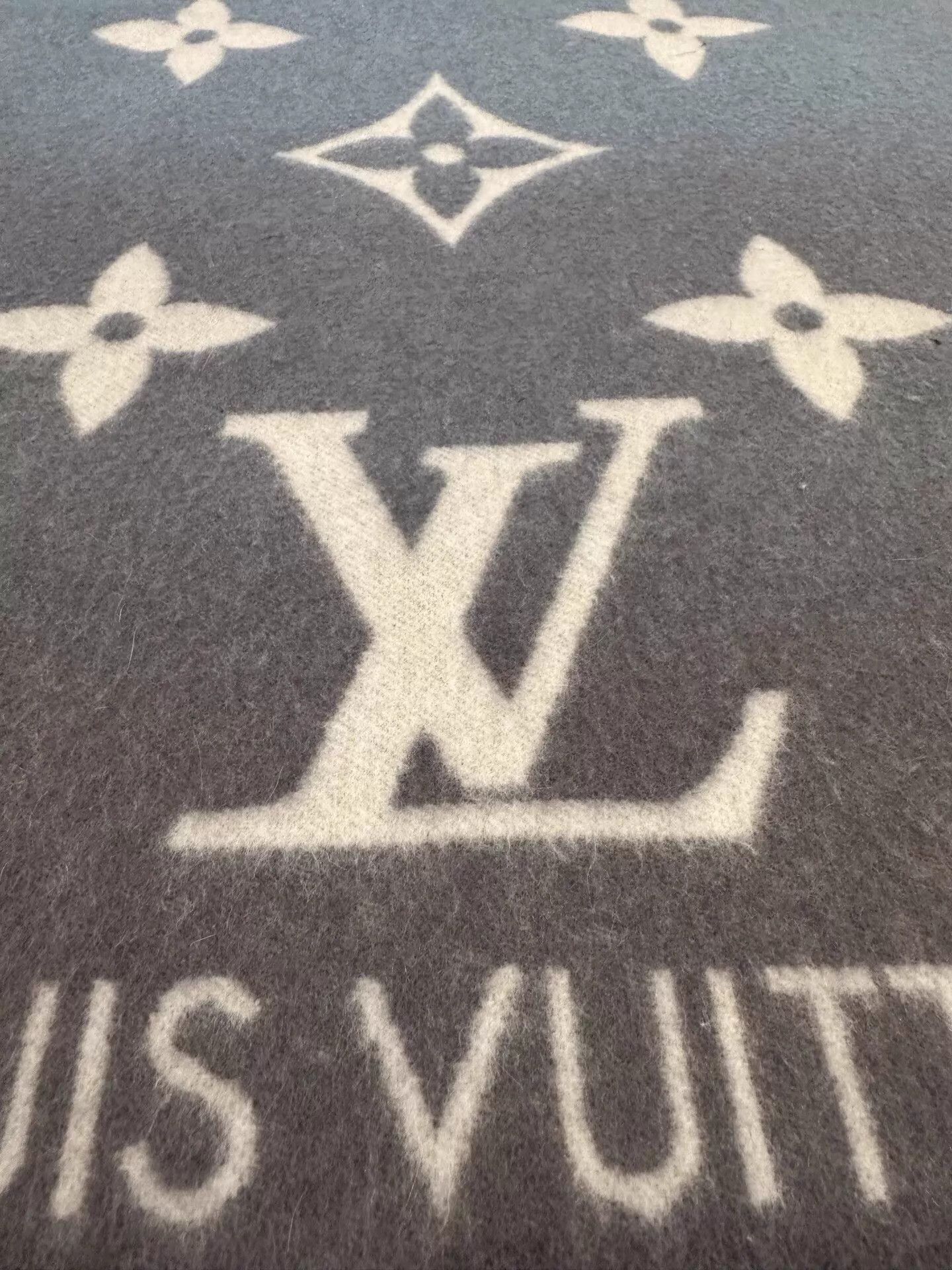 Louis Vuitton LV Monogram Tassel Cashmere Scarf Gradient Pink-Blue-Gray Size ONE SIZE - 7 Thumbnail
