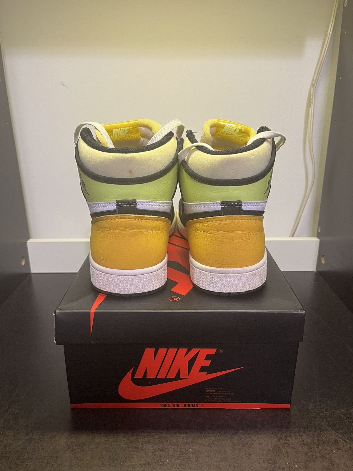 Jordan Brand Air Jordan 1 Retro High Volt Men’s 9 555088-118 Size US 9 / EU 42 - 6 Thumbnail