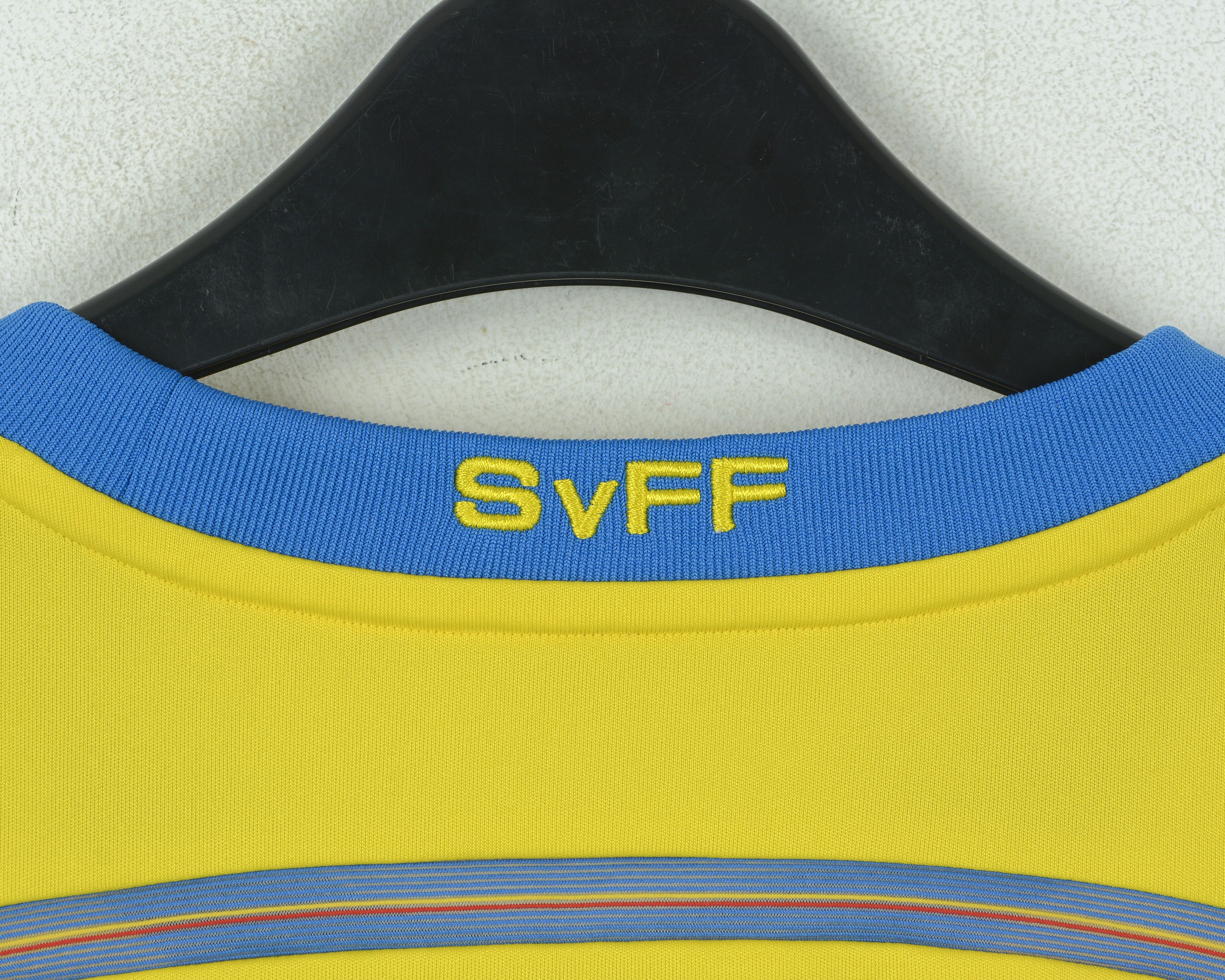 Adidas Sweden Men L Football Soccer Home Jersey Shirt Kit 2014 2015 Size US L / EU 52-54 / 3 - 8 Thumbnail