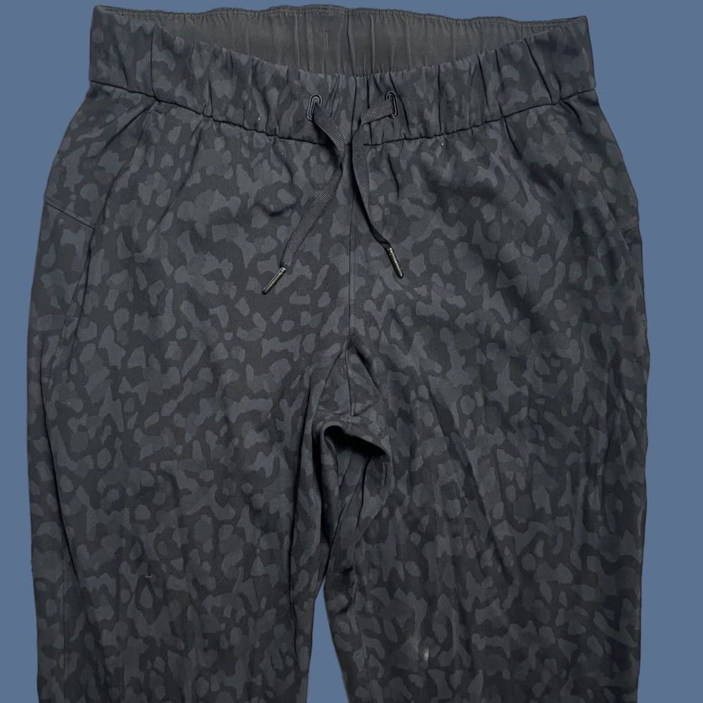 Lululemon Lululemon On The Fly 7/8 Leopard Print Pants Ladies 4 Cropped Black Leopard Animals 27 in Inseam Womens Size 27" / US 4 / IT 40 - 1 Thumbnail