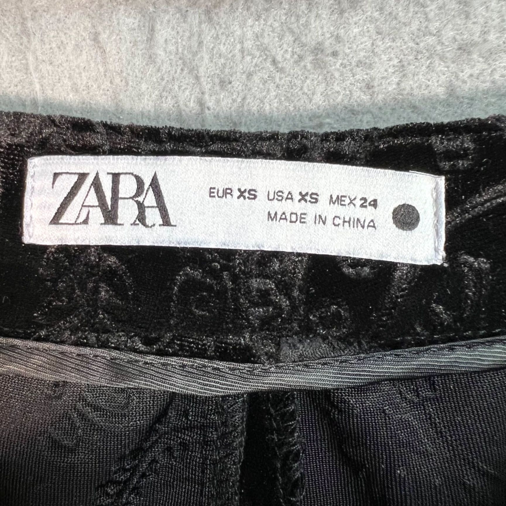 Zara Zara Black Velvet Paisley Wide-Leg Pants XS Women's Pants Velvet Wide-Leg Black Paisley Zara XS Womens Formal Dress Pants 90s? Size 26" / US 2 / IT 38 - 3 Thumbnail