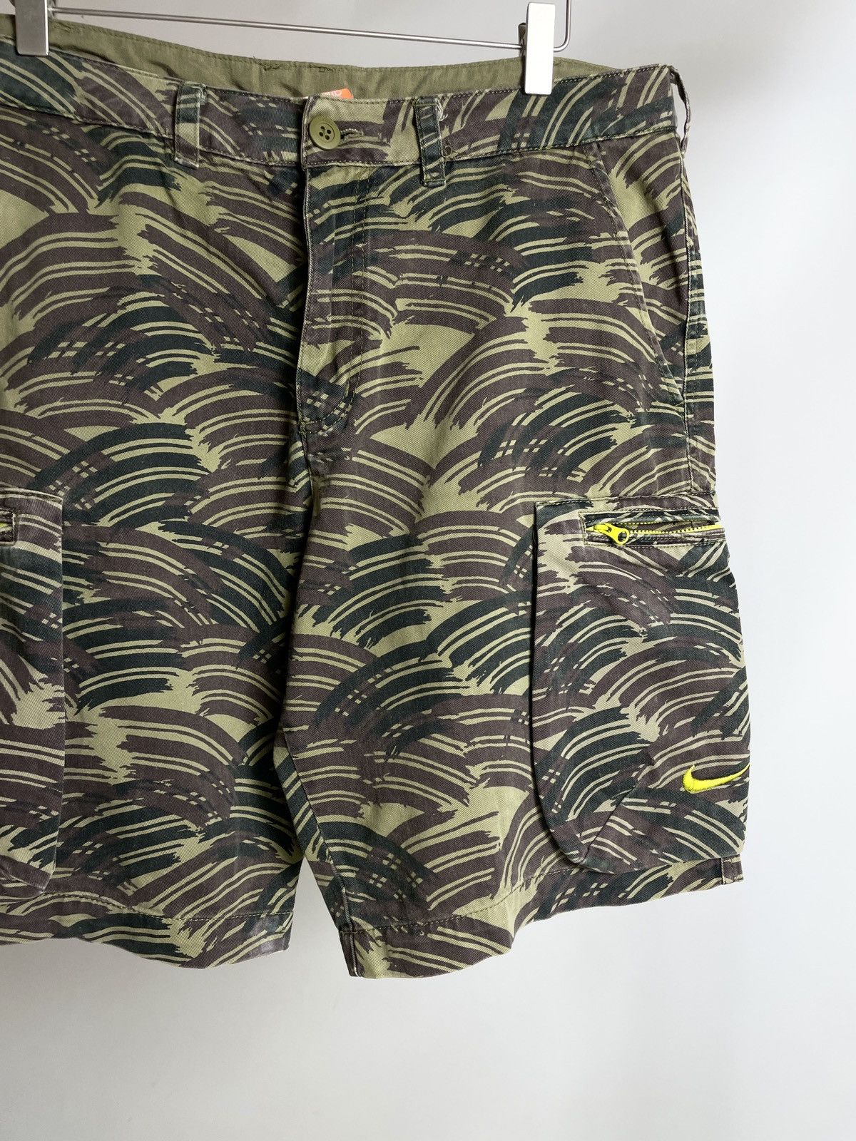 Nike 🍃 VINTAGE 🍃 Nike Wavy tropical camo Printed cargo Shorts Size US 36 / EU 52 - 2 Thumbnail