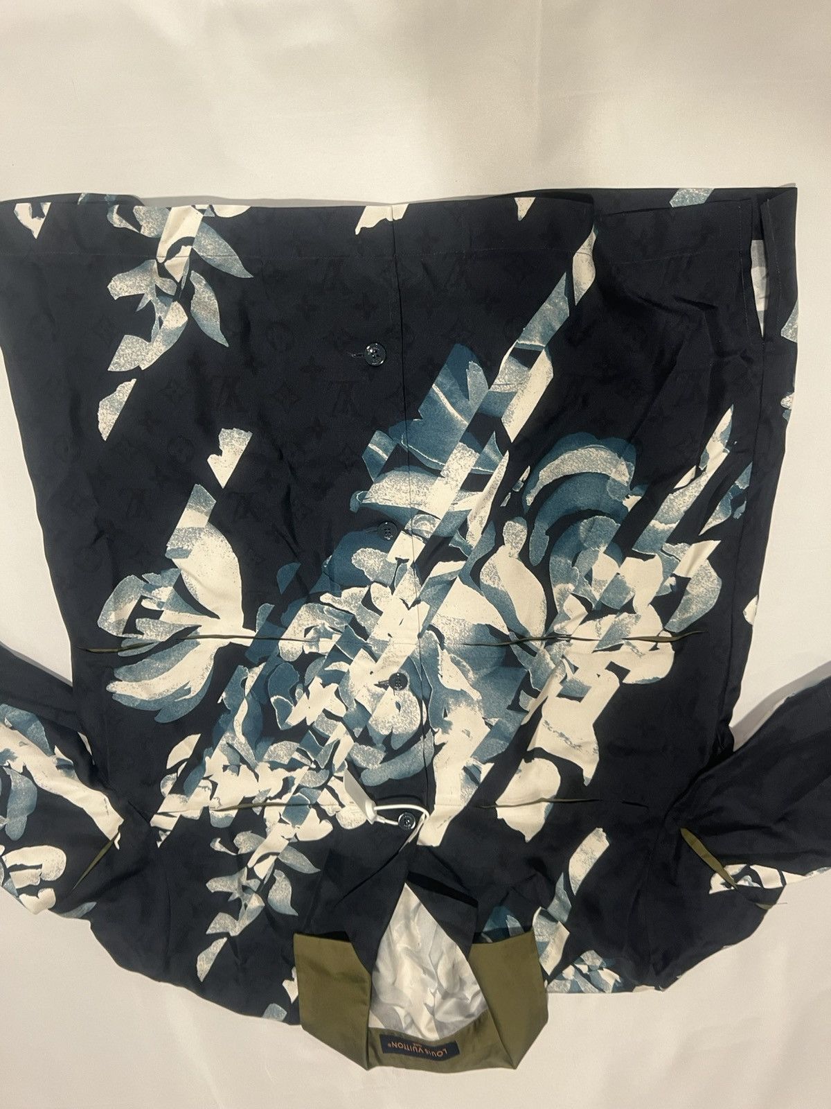 Louis Vuitton Louis Vuitton men’s monogram oversized shirt. XS. $2100 Size US XS / EU 42 / 0 - 2 Thumbnail